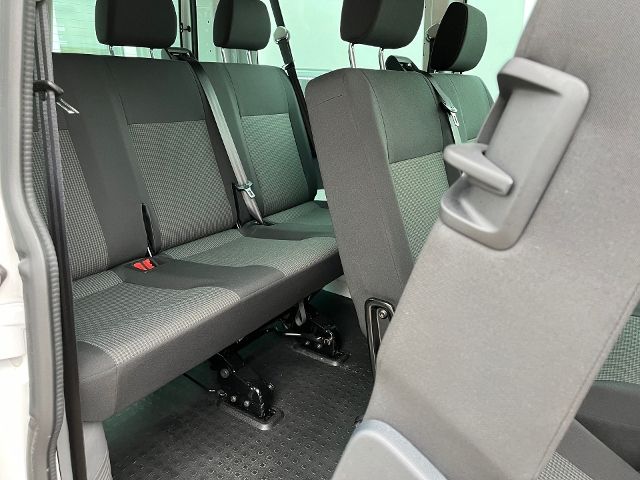 Fahrzeugabbildung Volkswagen T6.1 Transporter Kombi 2.0 TDI 8 SITZE LED PDC M