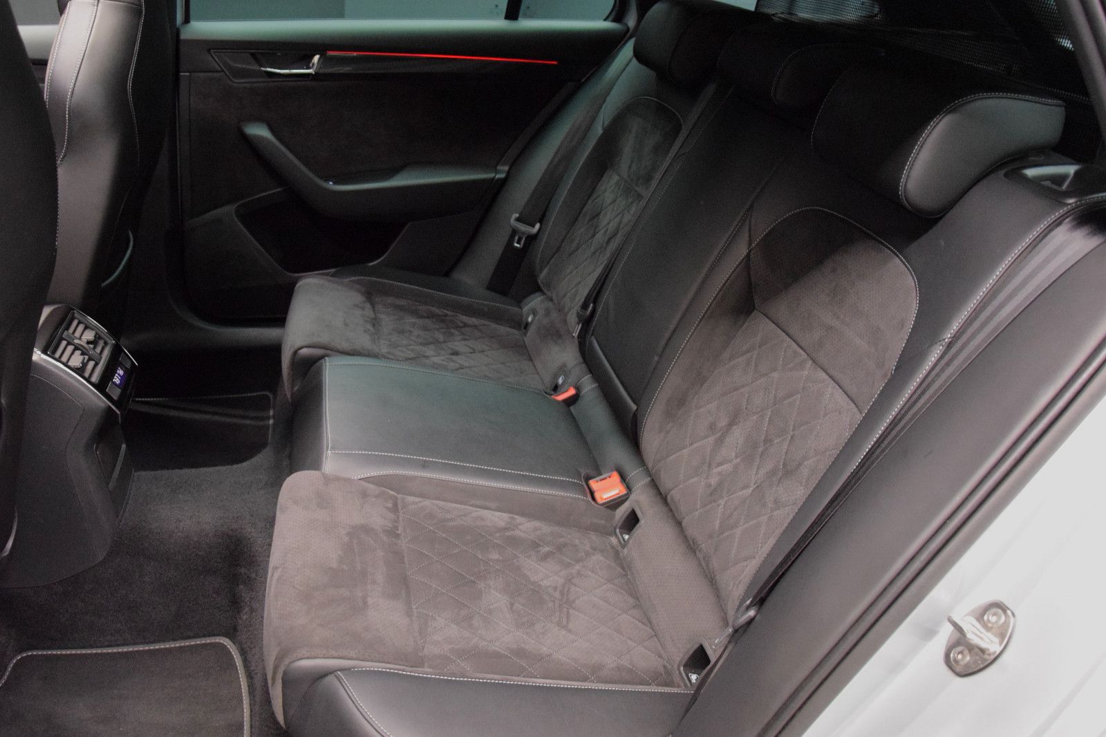 Fahrzeugabbildung SKODA Superb Combi Sportline DSG Pano. Bi-Xenon Memory