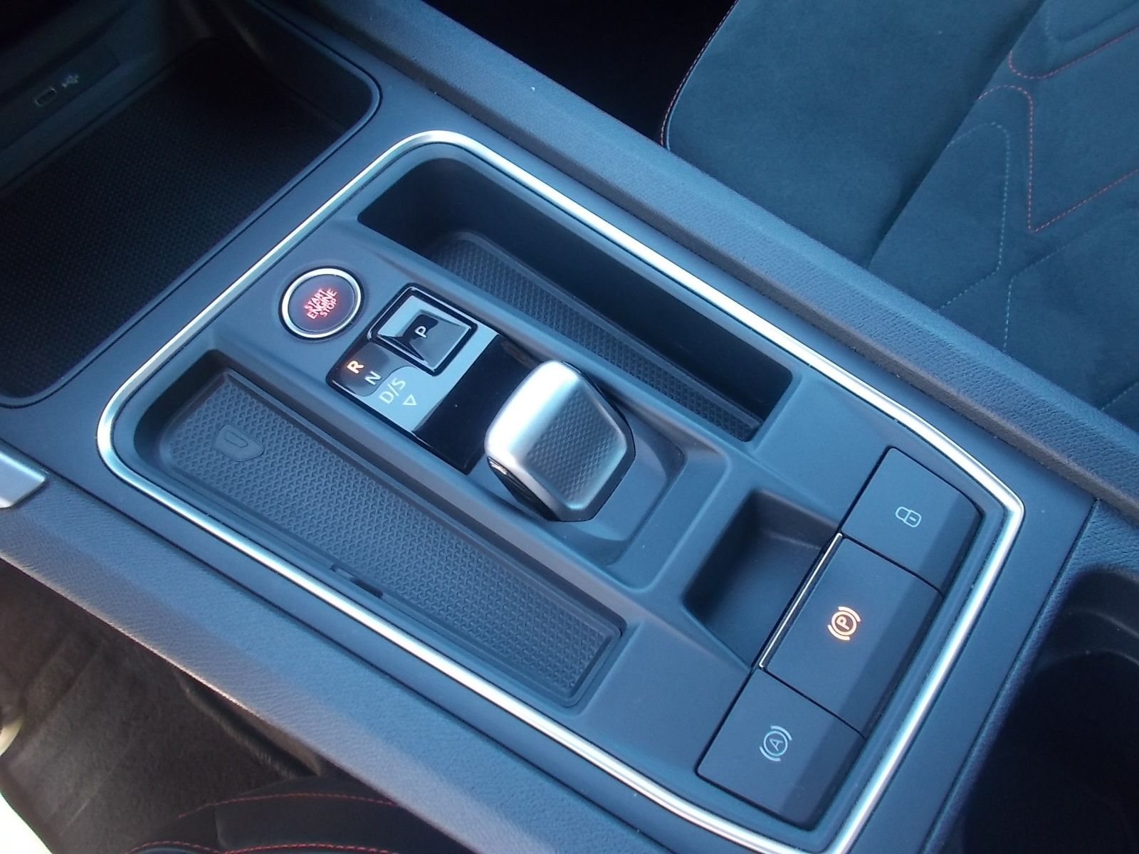 Fahrzeugabbildung SEAT Leon FR Sportstourer 1.5 eTSI DSG + AHK