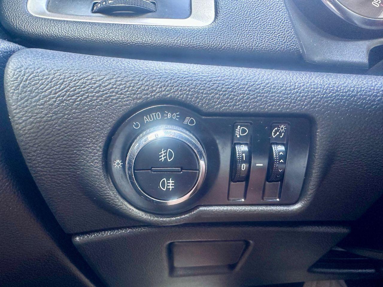 Opel Astra 2011 — photo 12