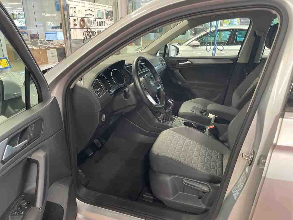 Fahrzeugabbildung Volkswagen Tiguan TSI Life LED Navi ACC PDC SH