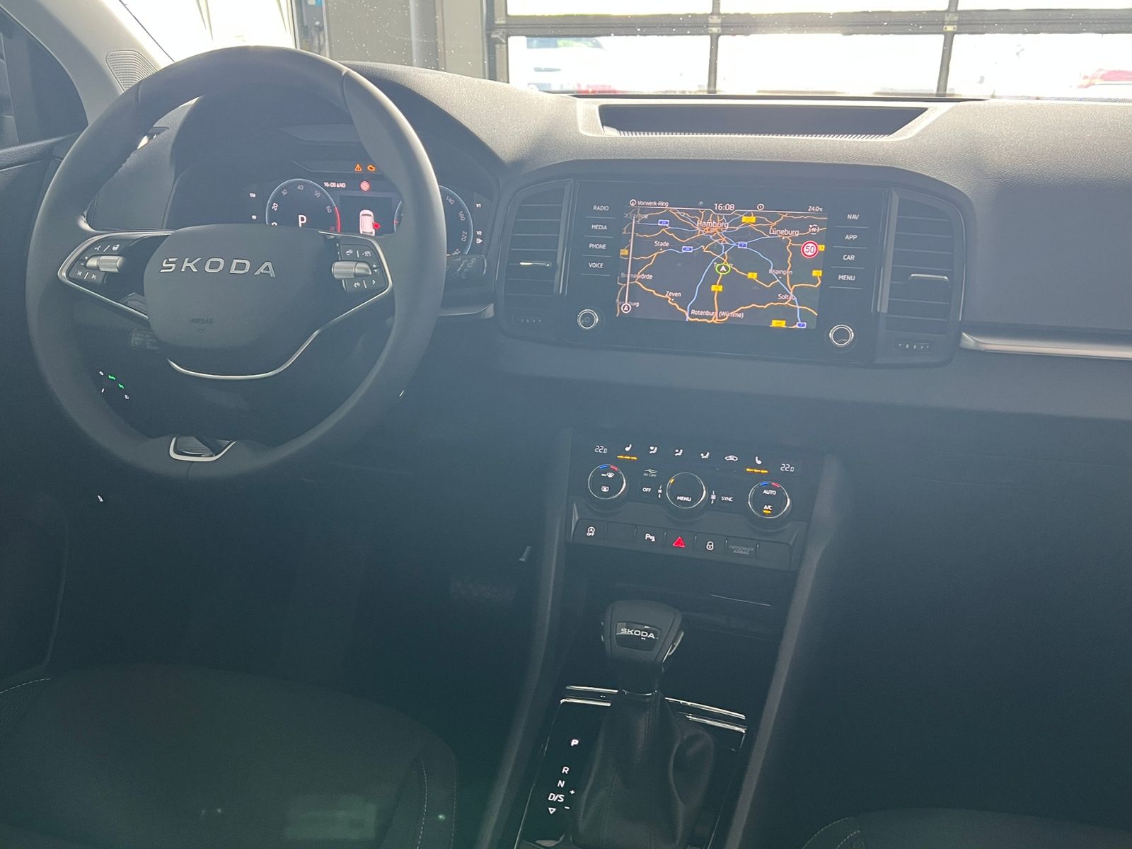Fahrzeugabbildung SKODA Karoq Tour 1.5 TSI DSG *AHK, Matrix-LED*