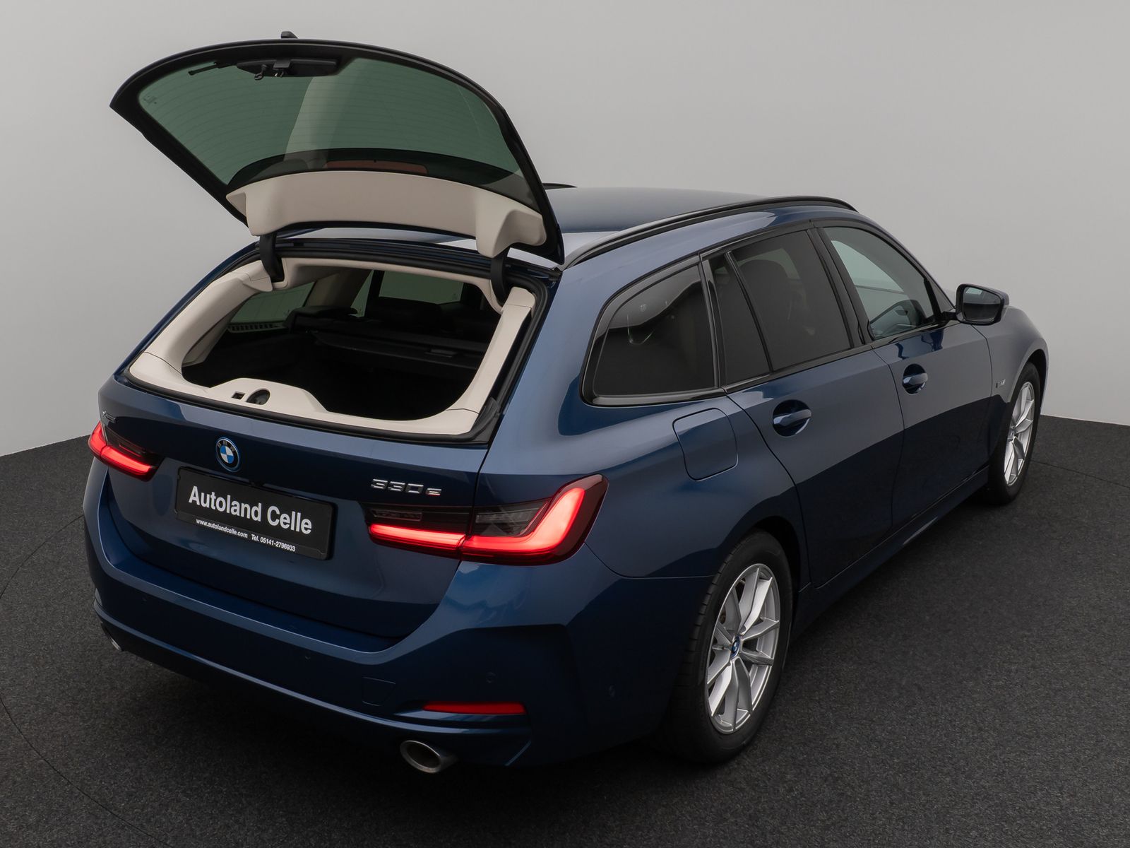 Fahrzeugabbildung BMW 330e xD Kamera HUD DAB Alarm Komfort LED Sport