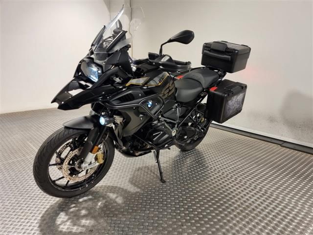 BMW R 1250 GS mit Koffern und Topcase