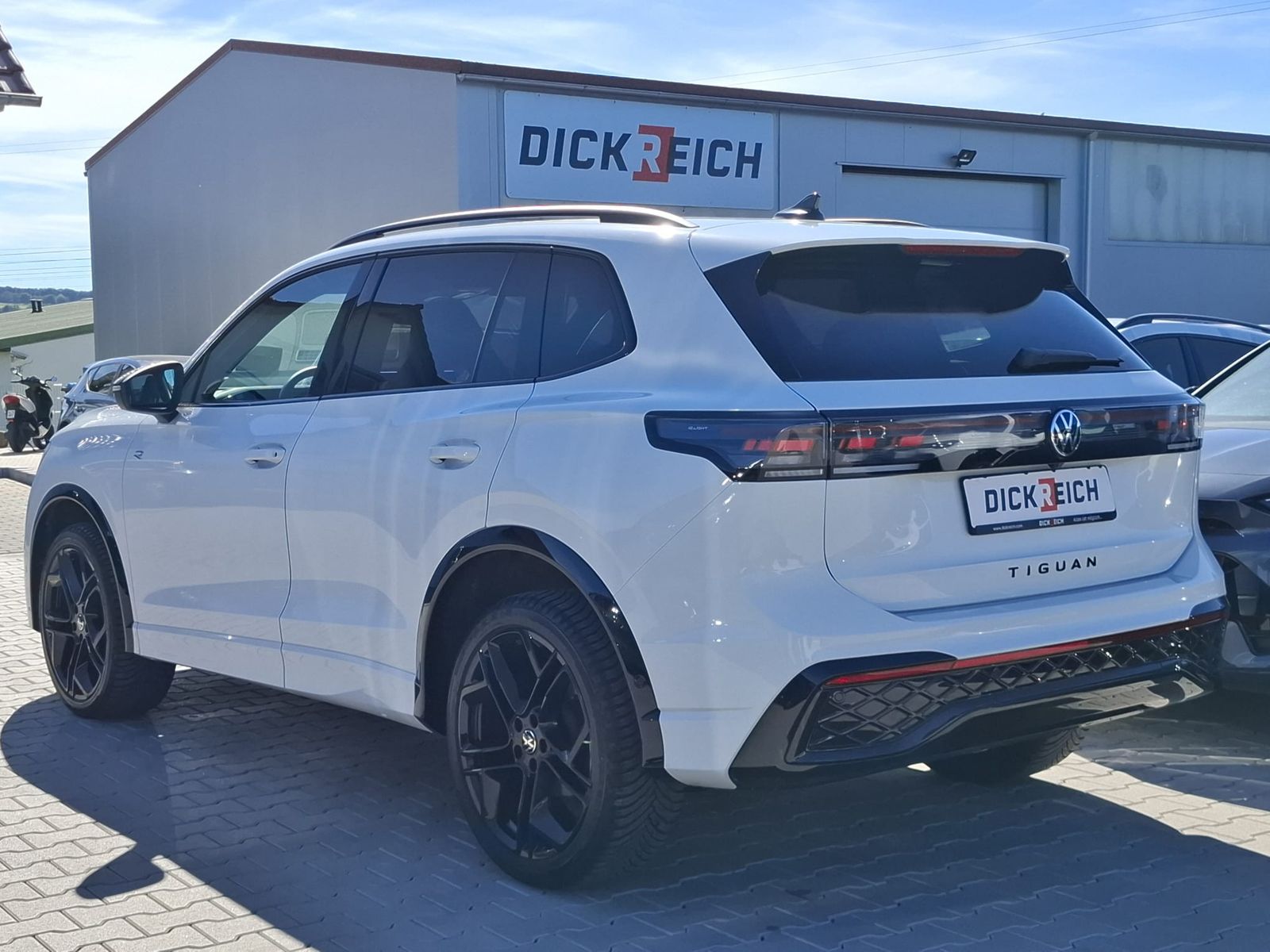 Fahrzeugabbildung Volkswagen Tiguan 2.0 TDI 4M R-Line BLACK*PAN*HK*AHK*MATRIX