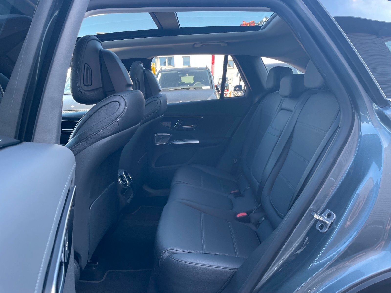 Fahrzeugabbildung Mercedes-Benz GLC 200 4M AVANTGARDE Pano+Burm+360°+Distr+Ambie