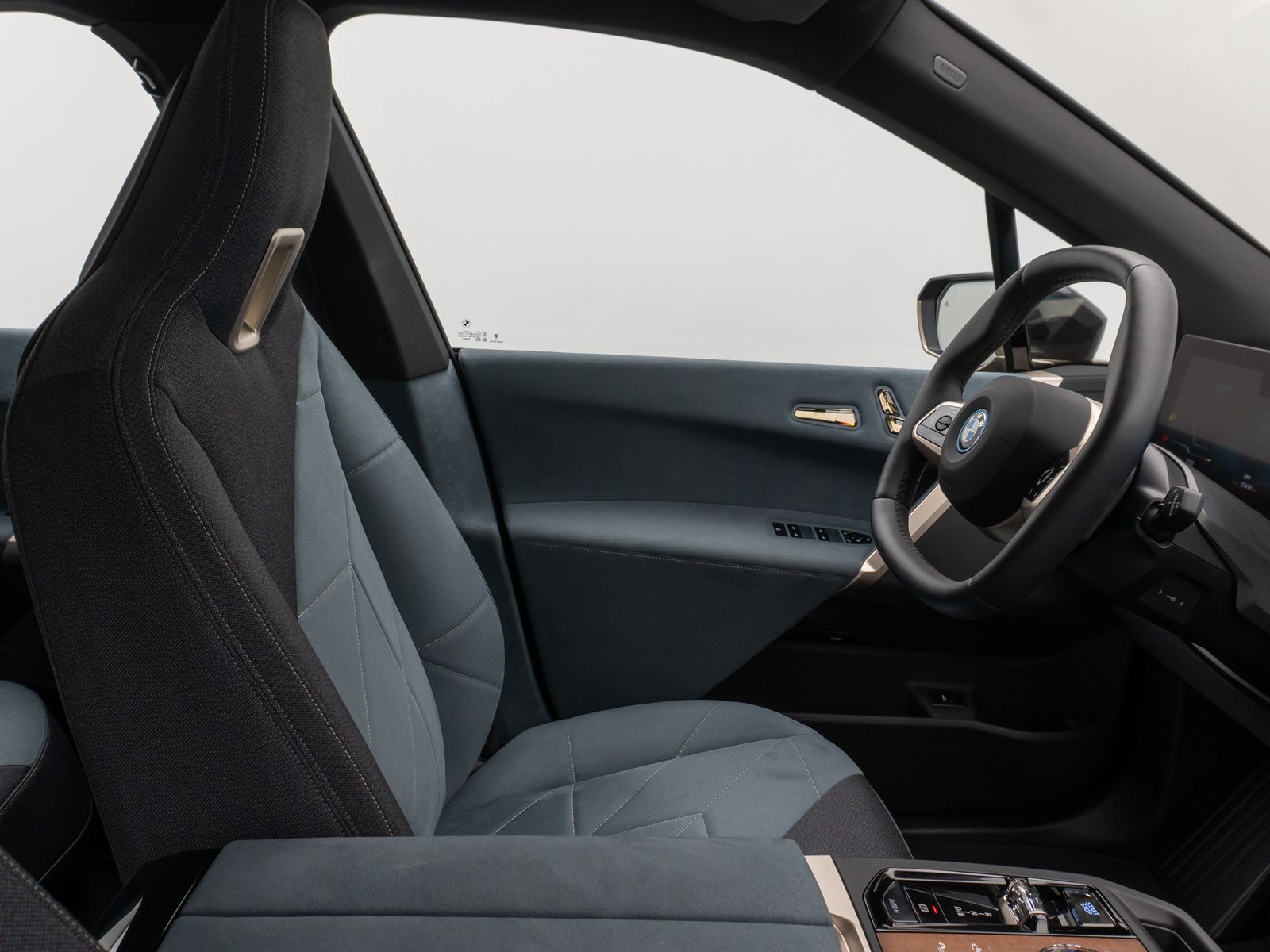 Fahrzeugabbildung BMW iX xD50 Panorama 360°Laser DAB H/K AHK Sport 22"