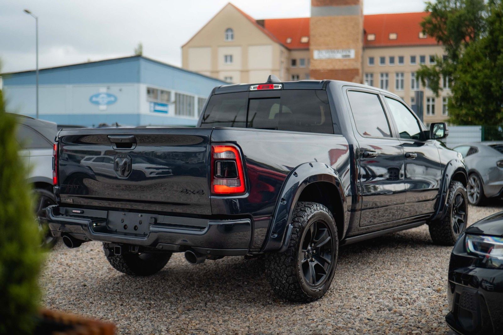 Fahrzeugabbildung Dodge RAM 5.7 V8 HEMI 4x4 OFFROAD Night Limited 19%
