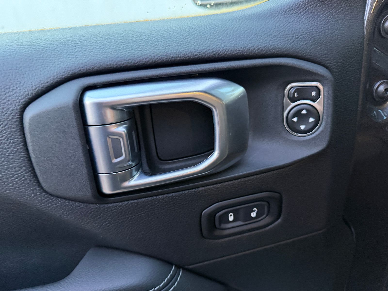 Fahrzeugabbildung Jeep Gladiator Overland 4WD/VOLL/NEUWAGENZUSTAND/