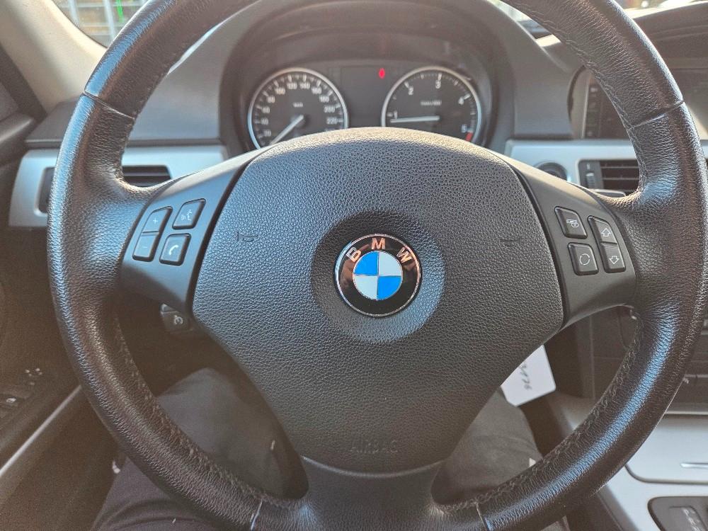 BMW 318 2009 — photo 15