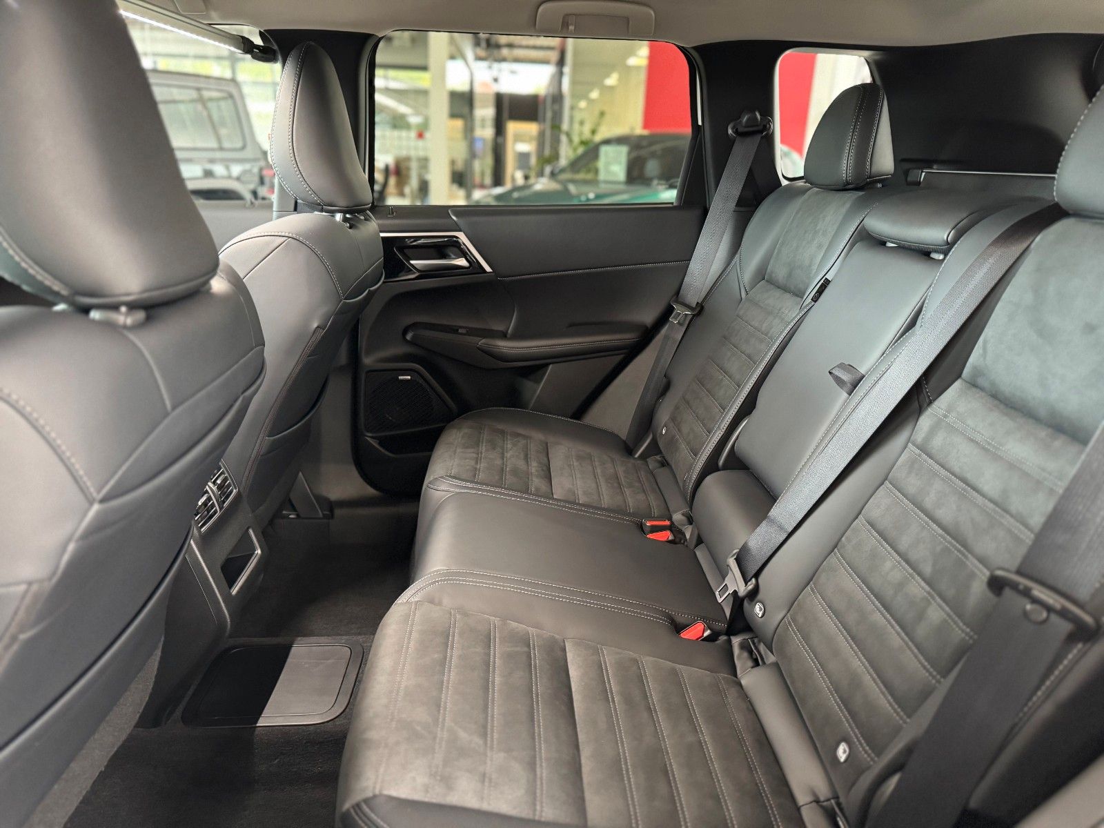 Fahrzeugabbildung Mitsubishi Plug-in Hybrid Outlander Intro Edition