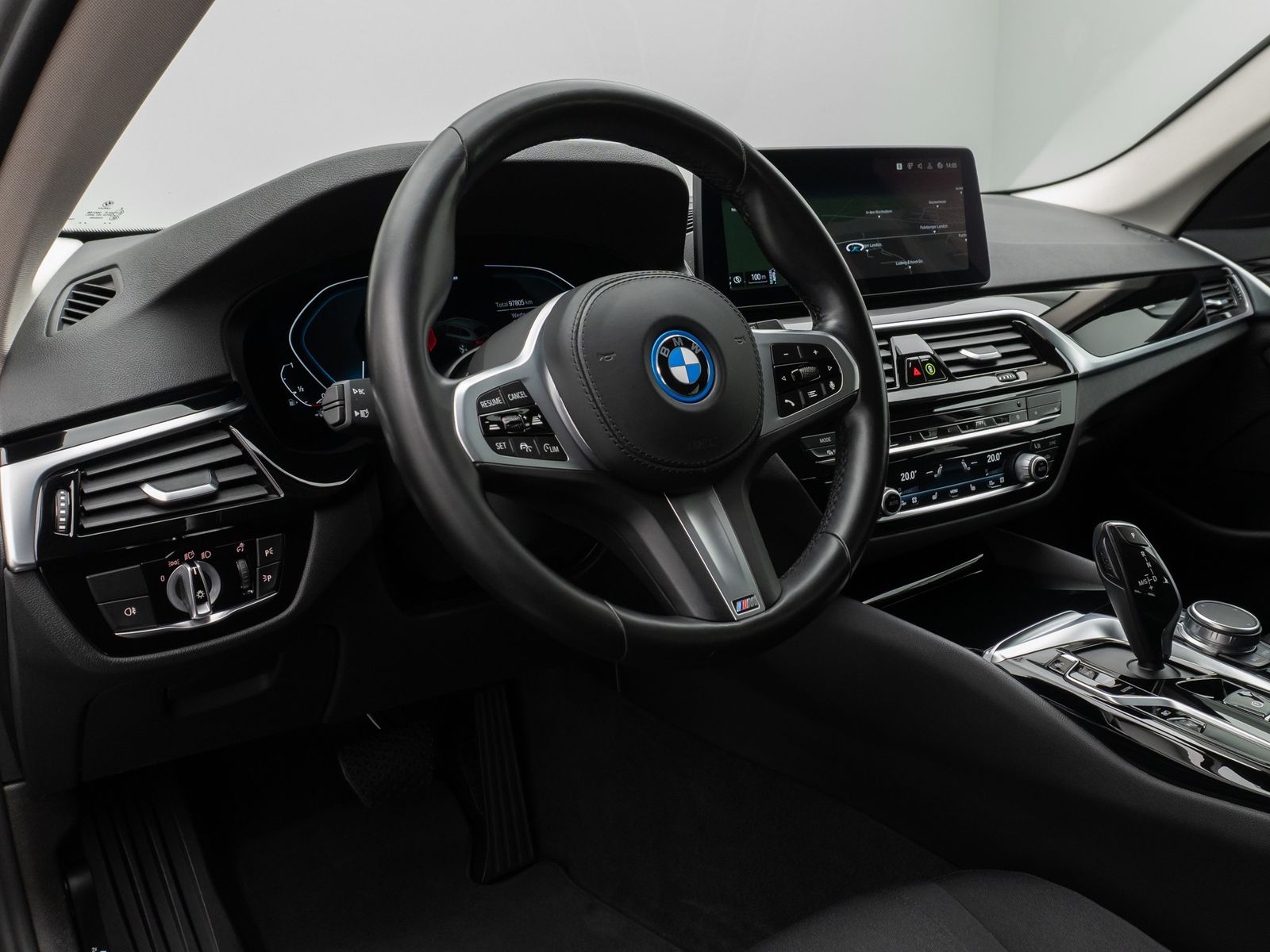 Fahrzeugabbildung BMW 530e Kamera DAB CockPitPro Stop&Go Alarm LED