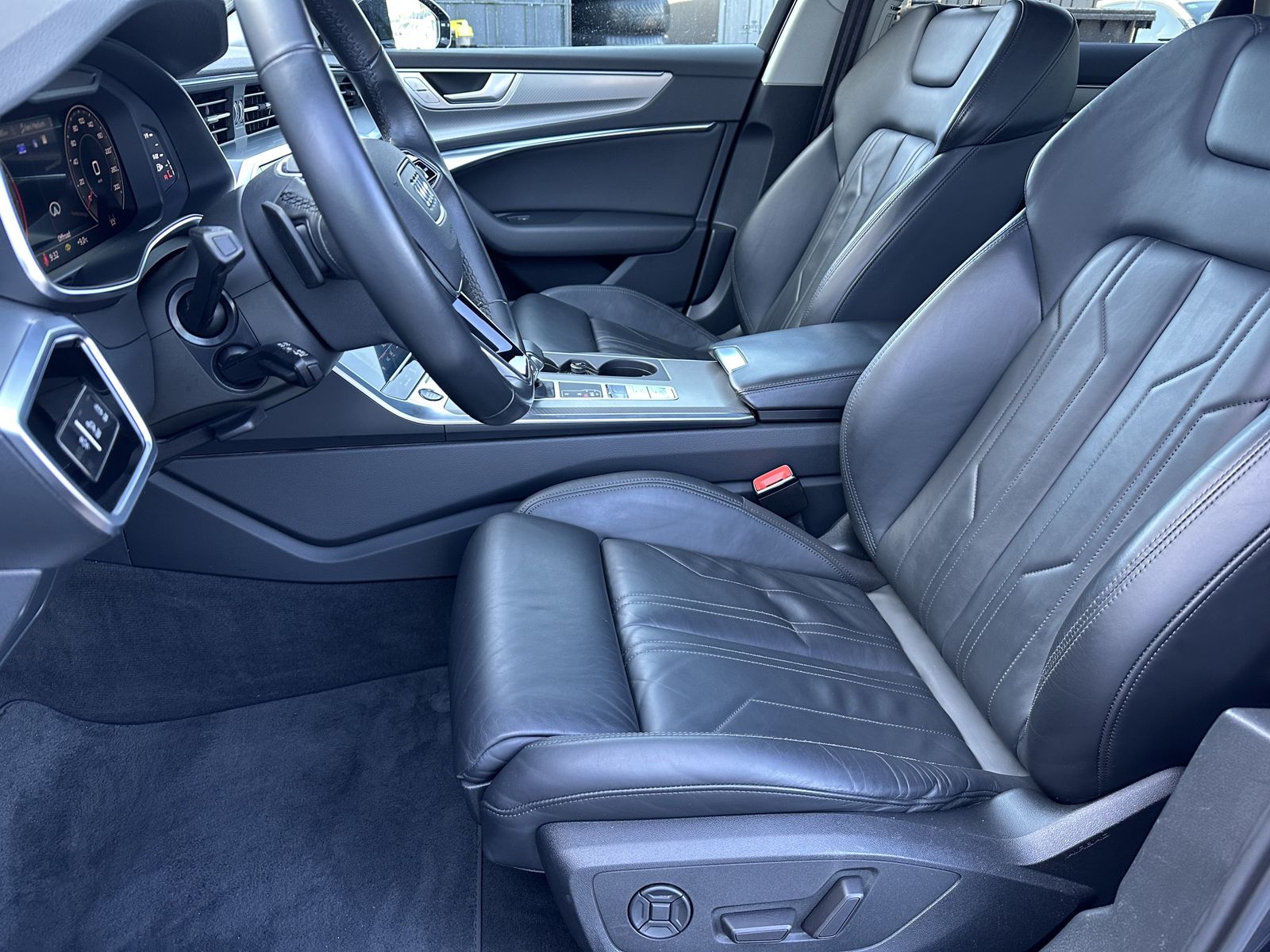Fahrzeugabbildung Audi A6 Avant 55 TFSI Quattro Sport NAV+LED+AHK+PANO