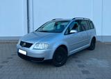 Volkswagen Touran 1.6 FSI - 1. Hand*Scheckheft*Klima*8-fach