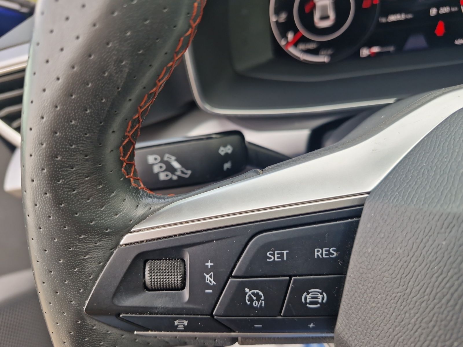 Fahrzeugabbildung SEAT Leon TSI FR LED Navi ACC Park-Assist SH LM ferti