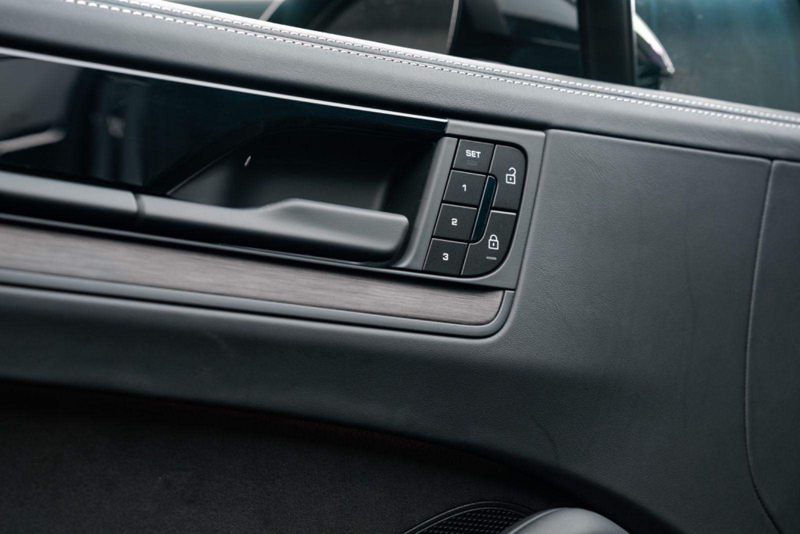 Fahrzeugabbildung Porsche Cayenne Coupé GTS REAR AXLE/HUD/360/PASS DISPL