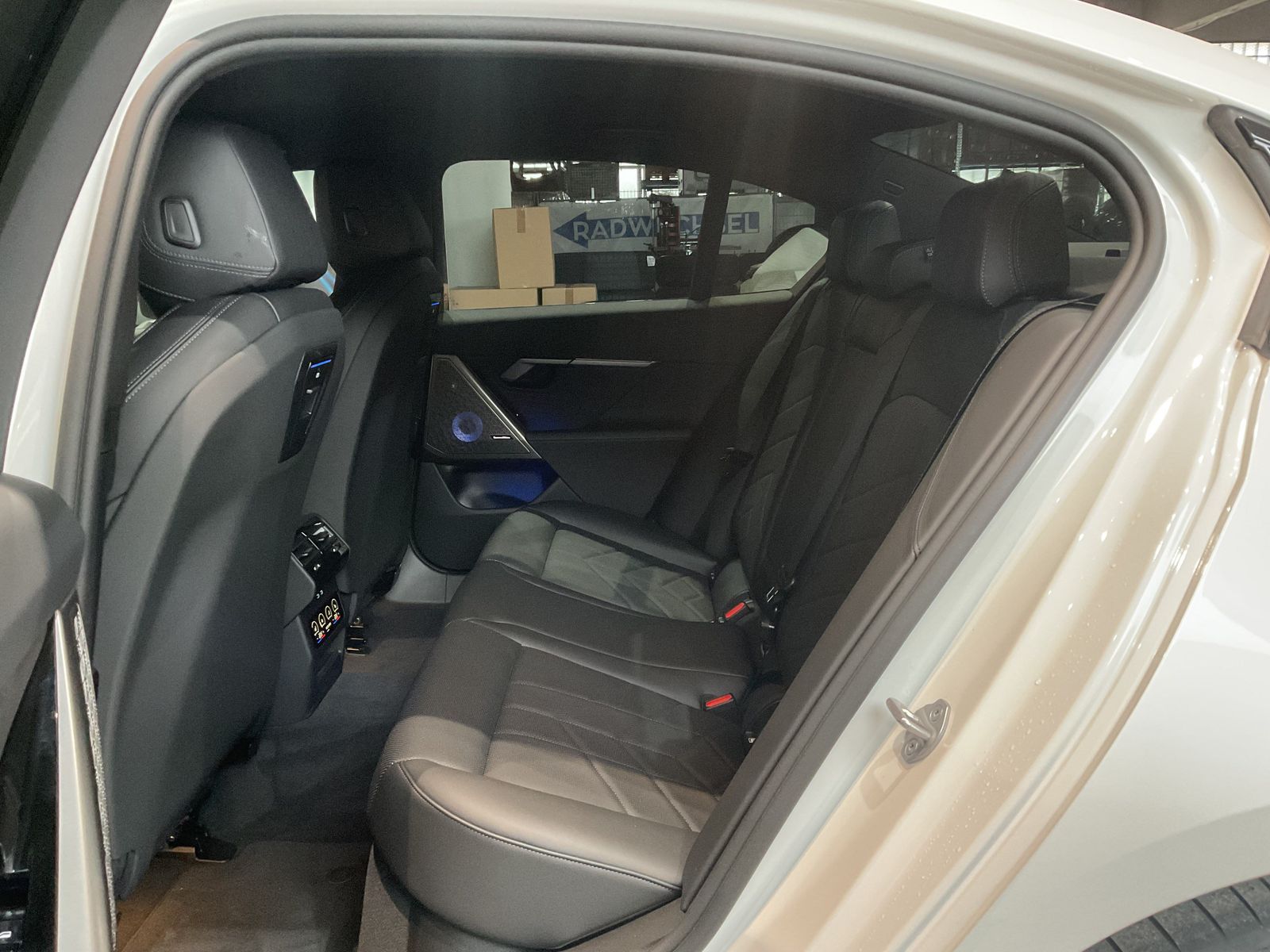 Fahrzeugabbildung BMW i5 xDrive40 M Sportpaket, Aktive Sitzbelüftung v