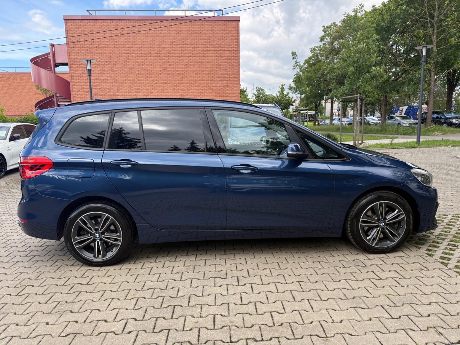 BMW 220 d XD Sport Line*Panorama*Head Up*HIFI*7Sitze