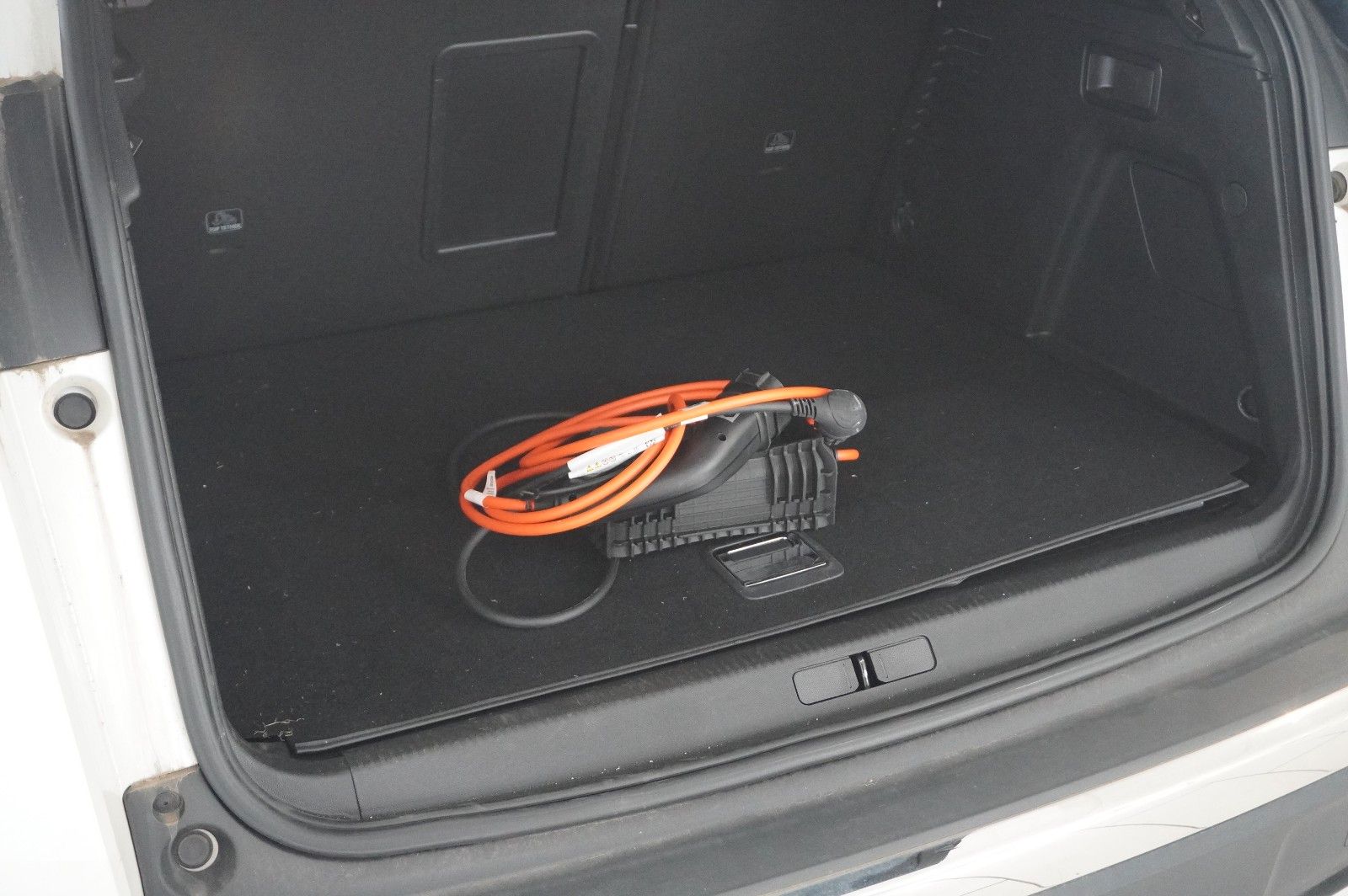Fahrzeugabbildung Peugeot 3008 Hybrid PHEV ALLURE NAVI/LED/KAMERA/SH/AHK