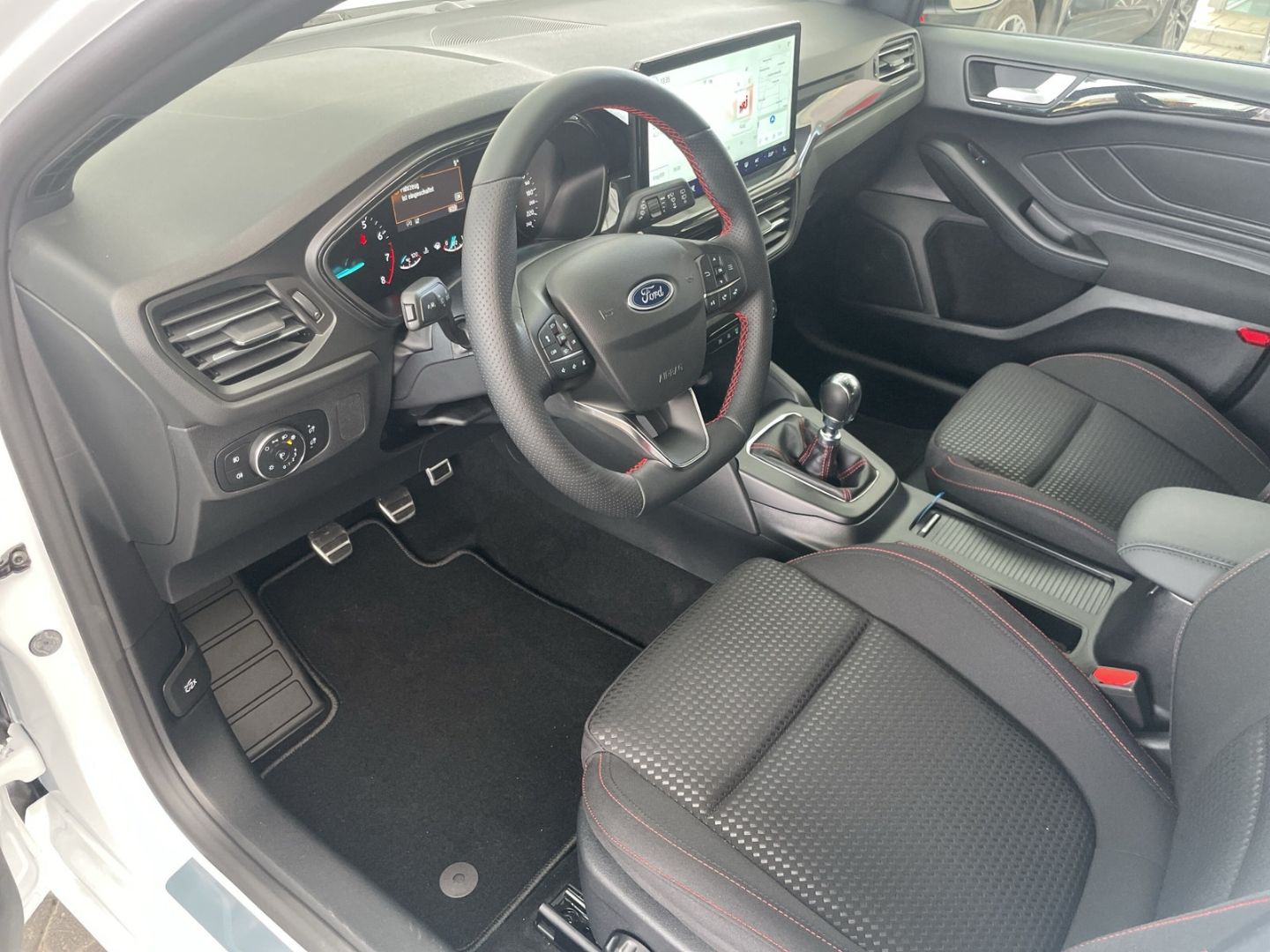 Fahrzeugabbildung Ford Focus Turnier ST-Line Navi LED ACC Winter-Paket,