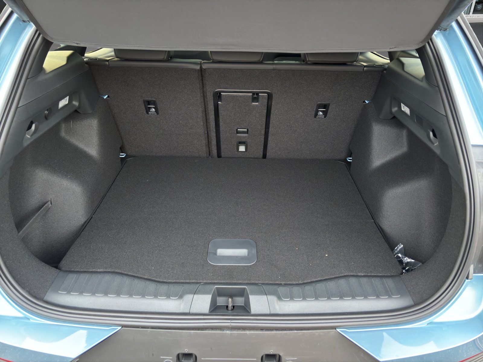 Fahrzeugabbildung Ford Explorer Premium RWD #Fahrerassistenz-Paket