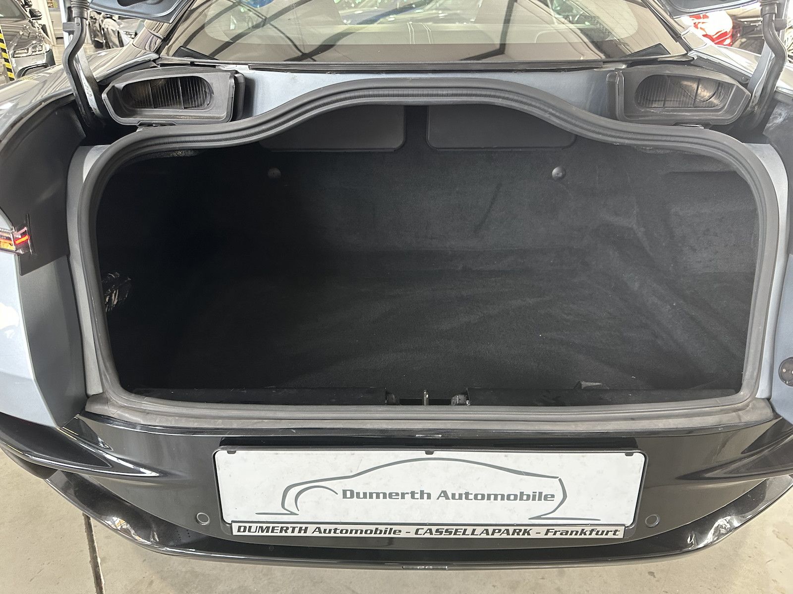 Fahrzeugabbildung Aston Martin DB11 V 12 AML Special Colour/Black-Tech-Pack/