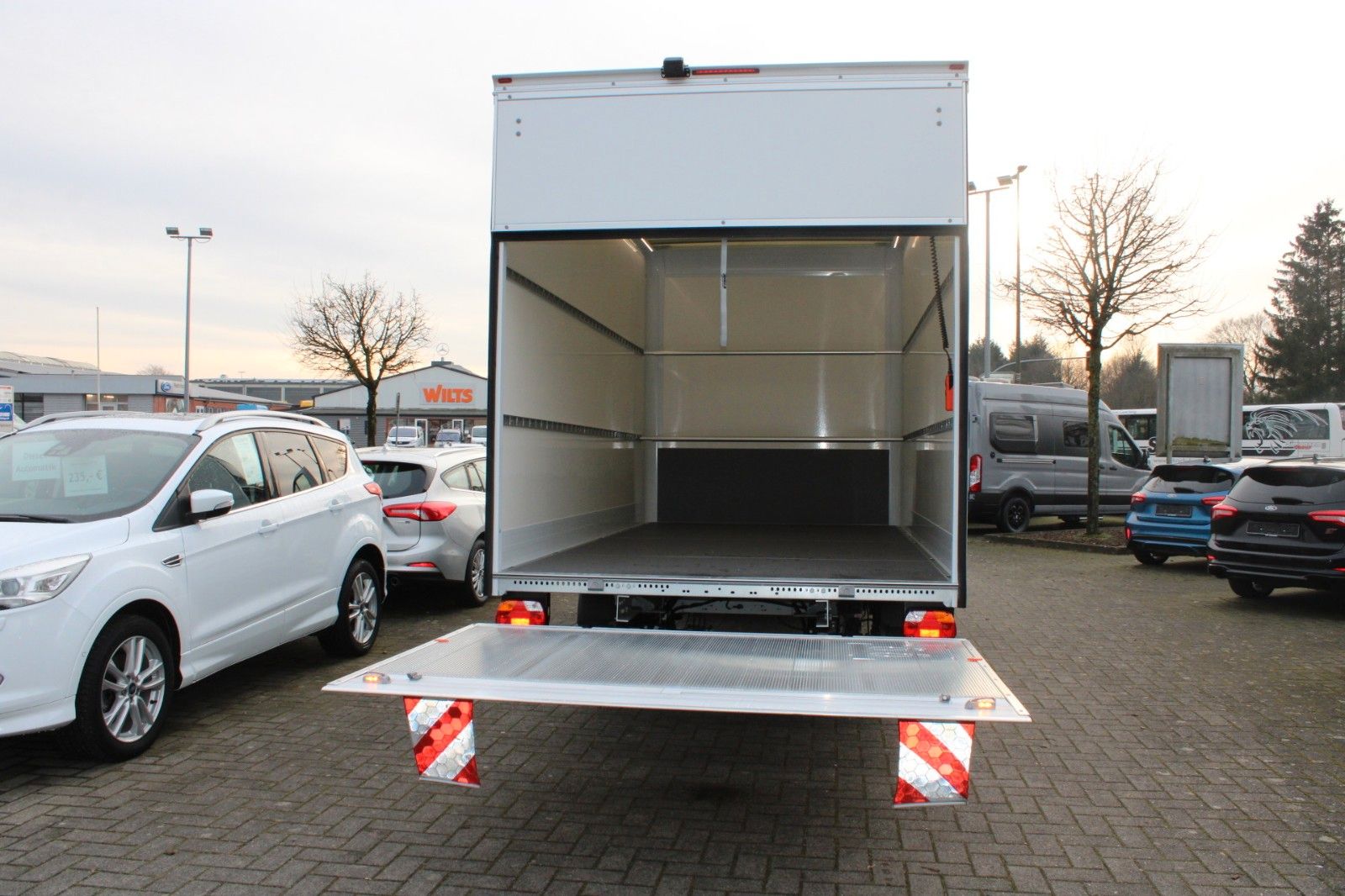 Fahrzeugabbildung Ford Transit JUNGE KOFFER + Laderampe L4 350 Trend