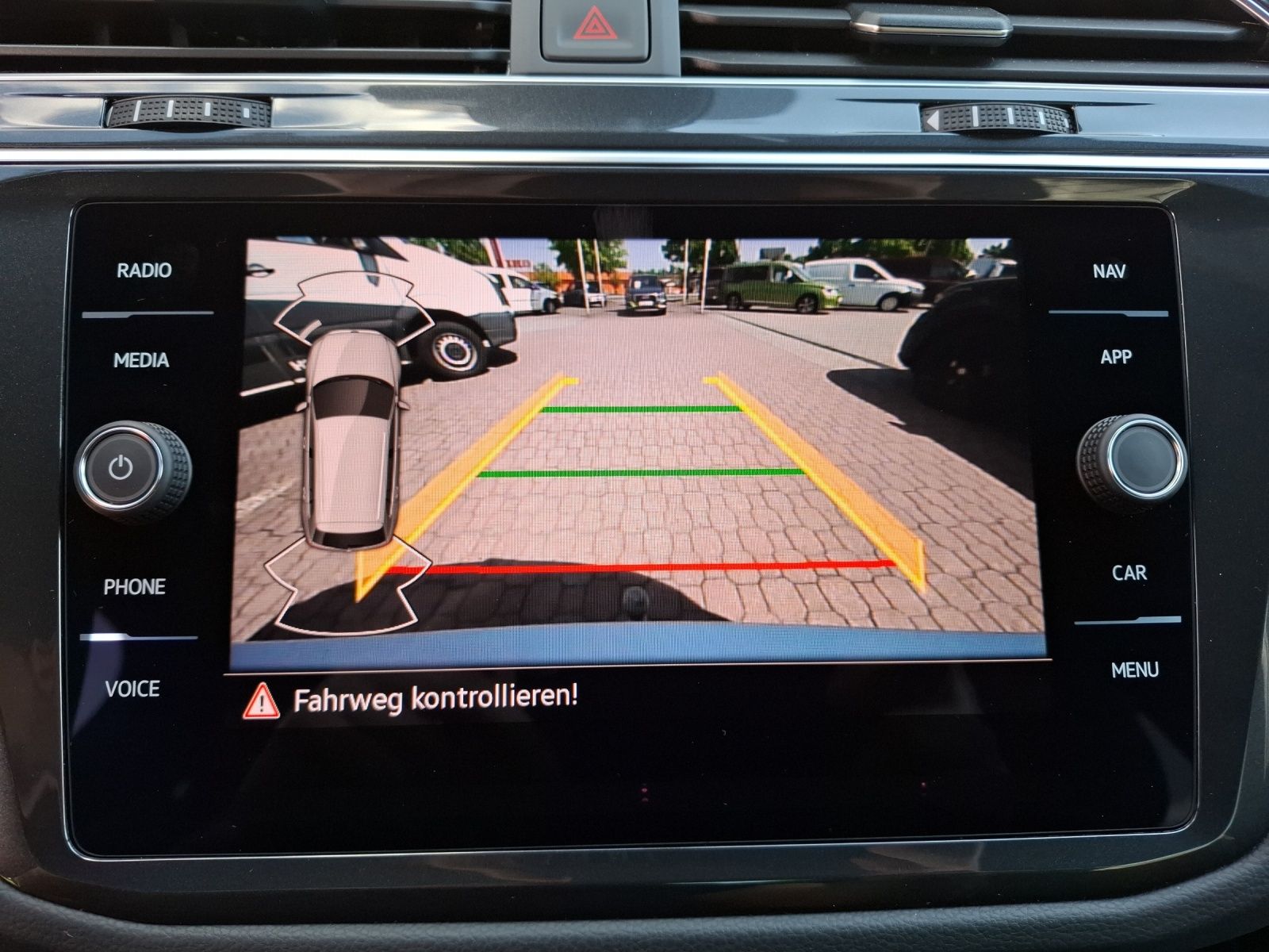 Fahrzeugabbildung Volkswagen Tiguan TSI R-Line DSG 4M STH Matrix AHK Navi Pan