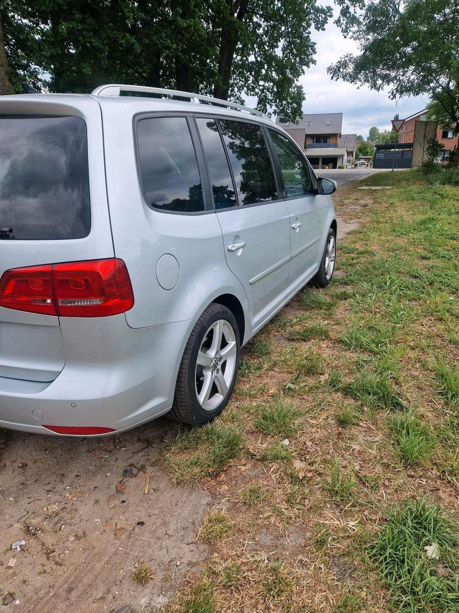 Volkswagen Touran 2010 — салон