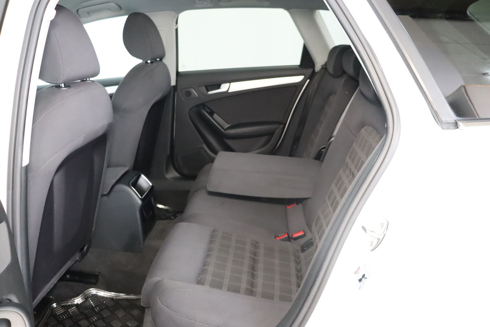 Fahrzeugabbildung Audi A4 1.8 TFSI Attraction Avant S-line * Bi-Xenon *