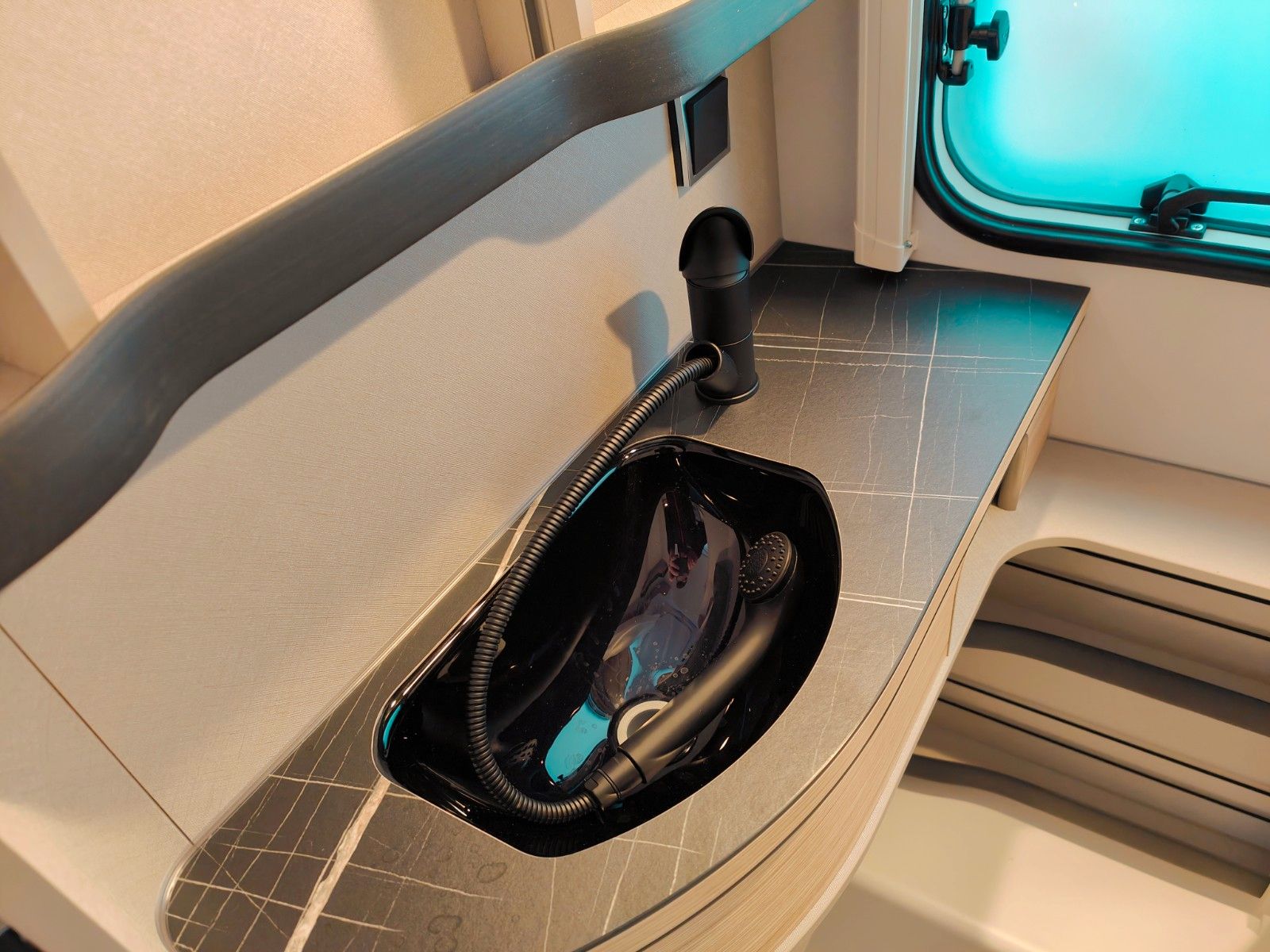 Fahrzeugabbildung HYMER / ERIBA / HYMERCAR Touring 530 Tango Red - JETZT 8.024€ SPAREN !!!