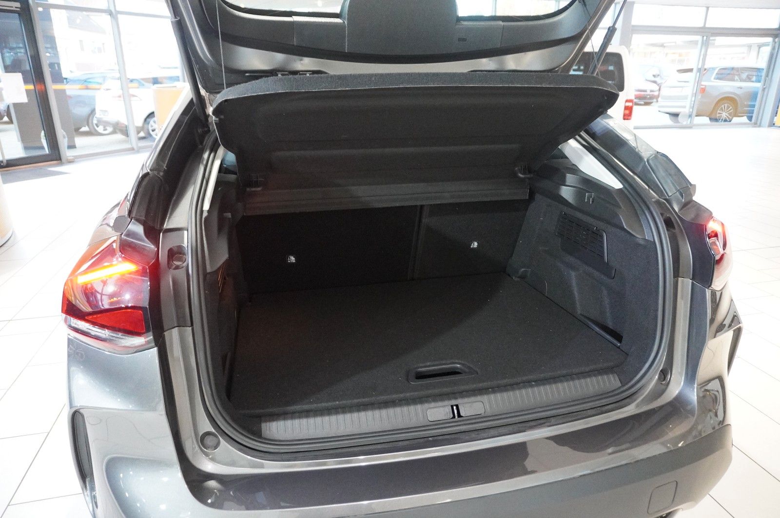 Fahrzeugabbildung Citroën C4 Lim. 1.2T PLUS NAVI/LED/KAMERA/SPORT /VIR/DAB