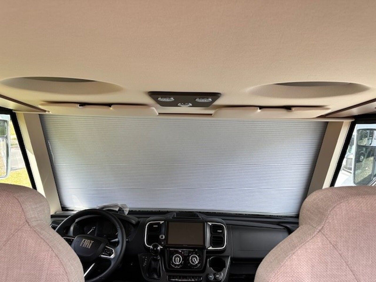 Fahrzeugabbildung Knaus L!VE I 700 MEG LIVE AHK AGUTI Lithium TV 5 Sitze