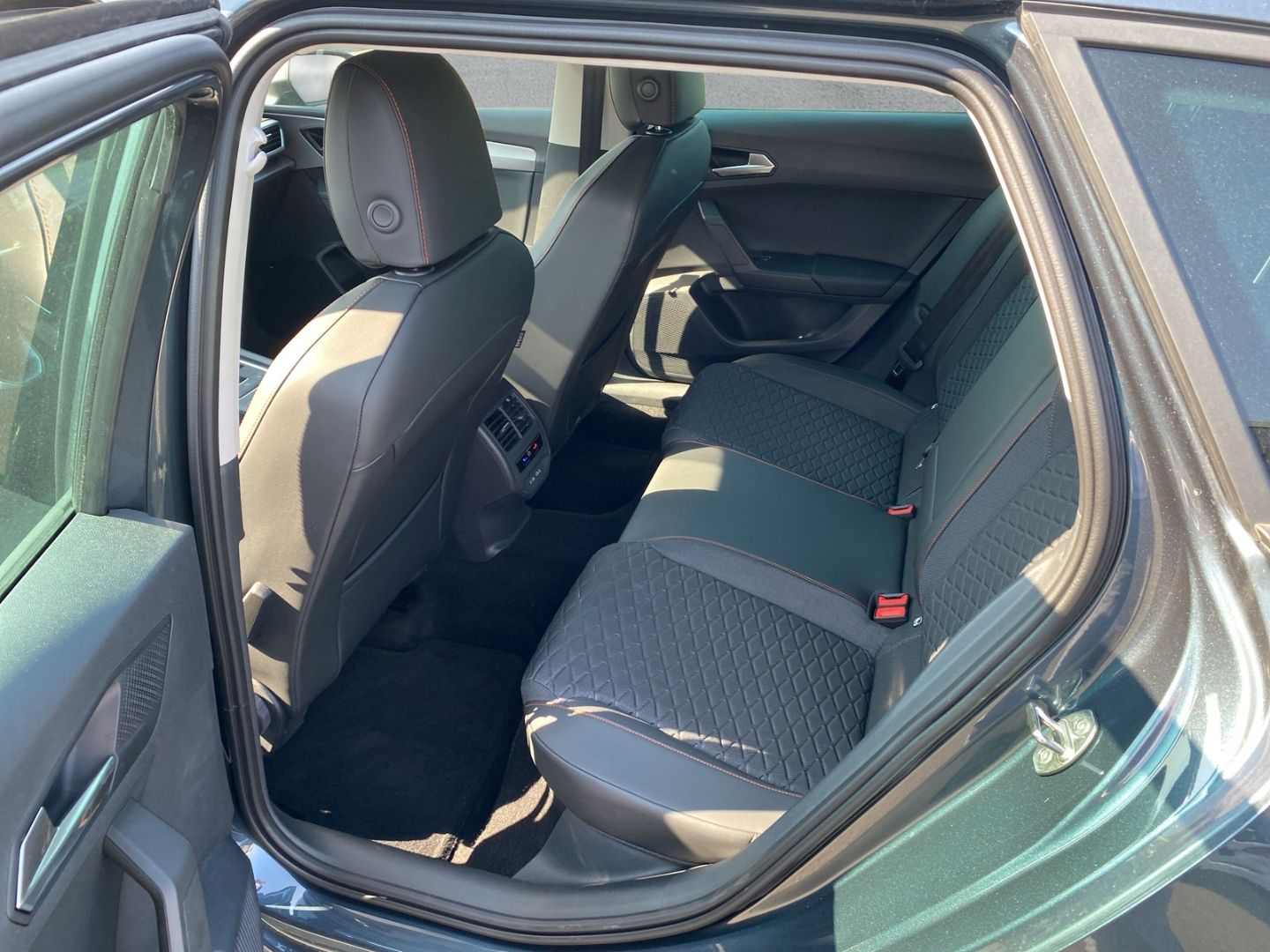 Fahrzeugabbildung SEAT Leon Sportstourer FR 2.0 TDI EU6d Navi Digitales