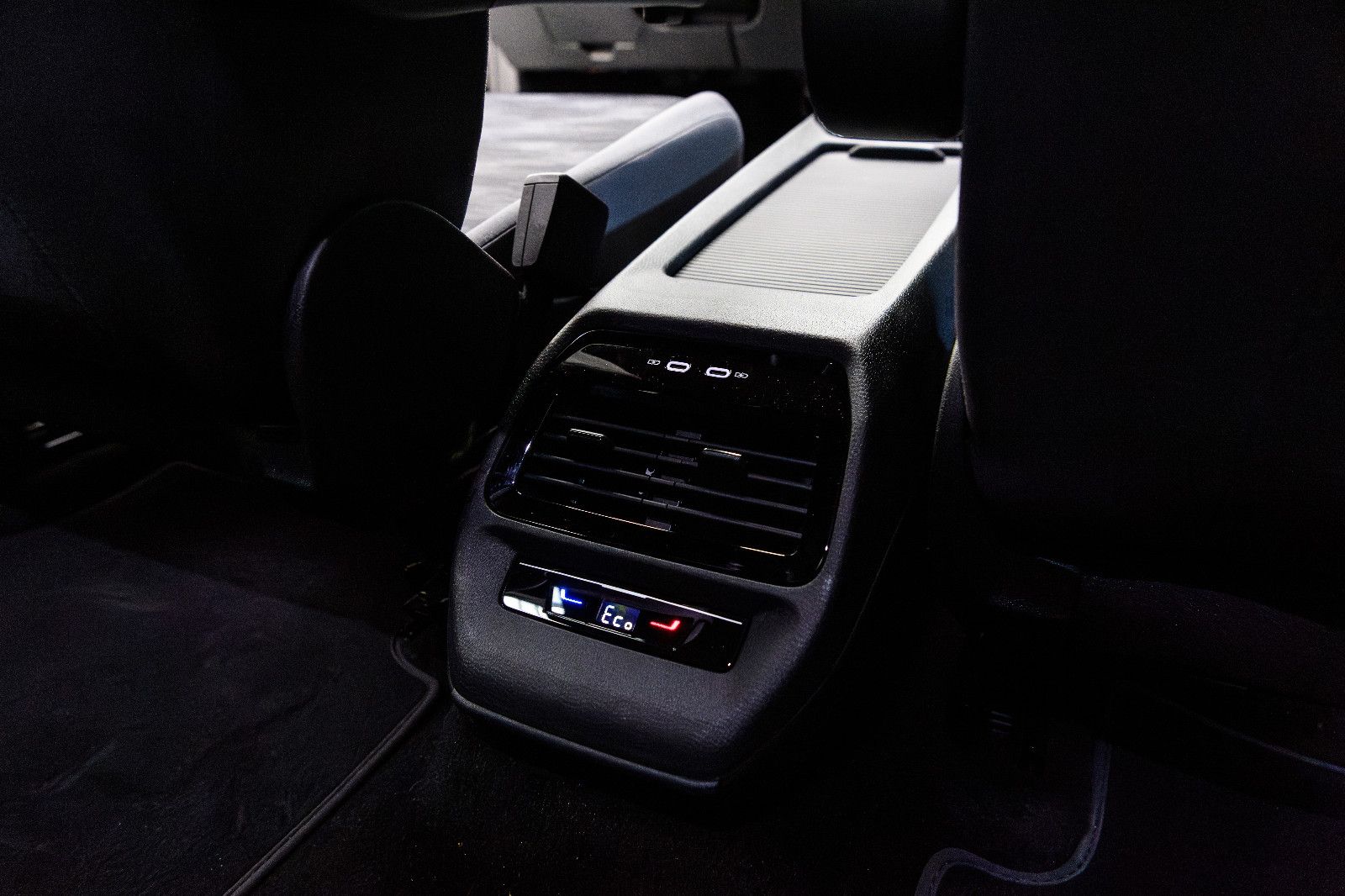 Fahrzeugabbildung Volkswagen ID.4 Pro IQ-LED+AHK+NAV+HUD+WÄRMEPUMPE+H&K+ACC