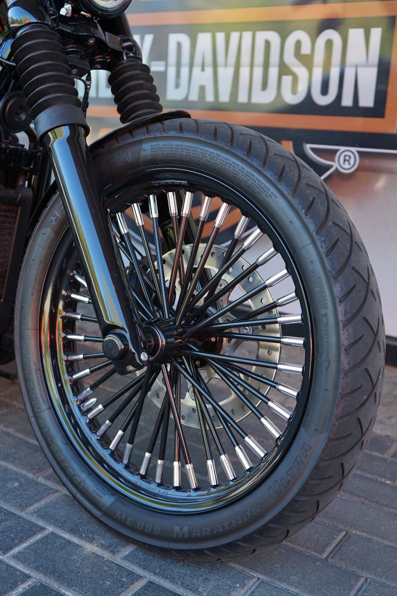 Fahrzeugabbildung Harley-Davidson Softail Custombike - Jekill - Big Spoke - LED