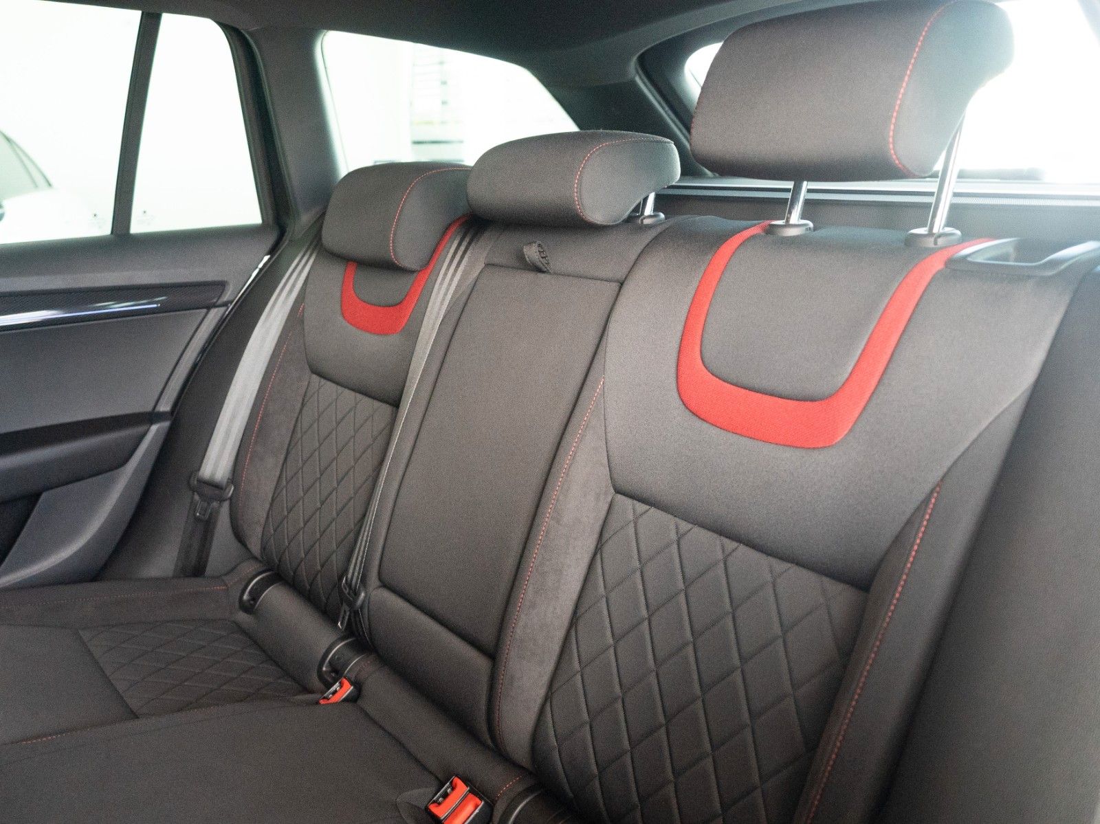 Fahrzeugabbildung SKODA Octavia Combi RS 4x4 AUTOM./SITZHZG./KAMERA