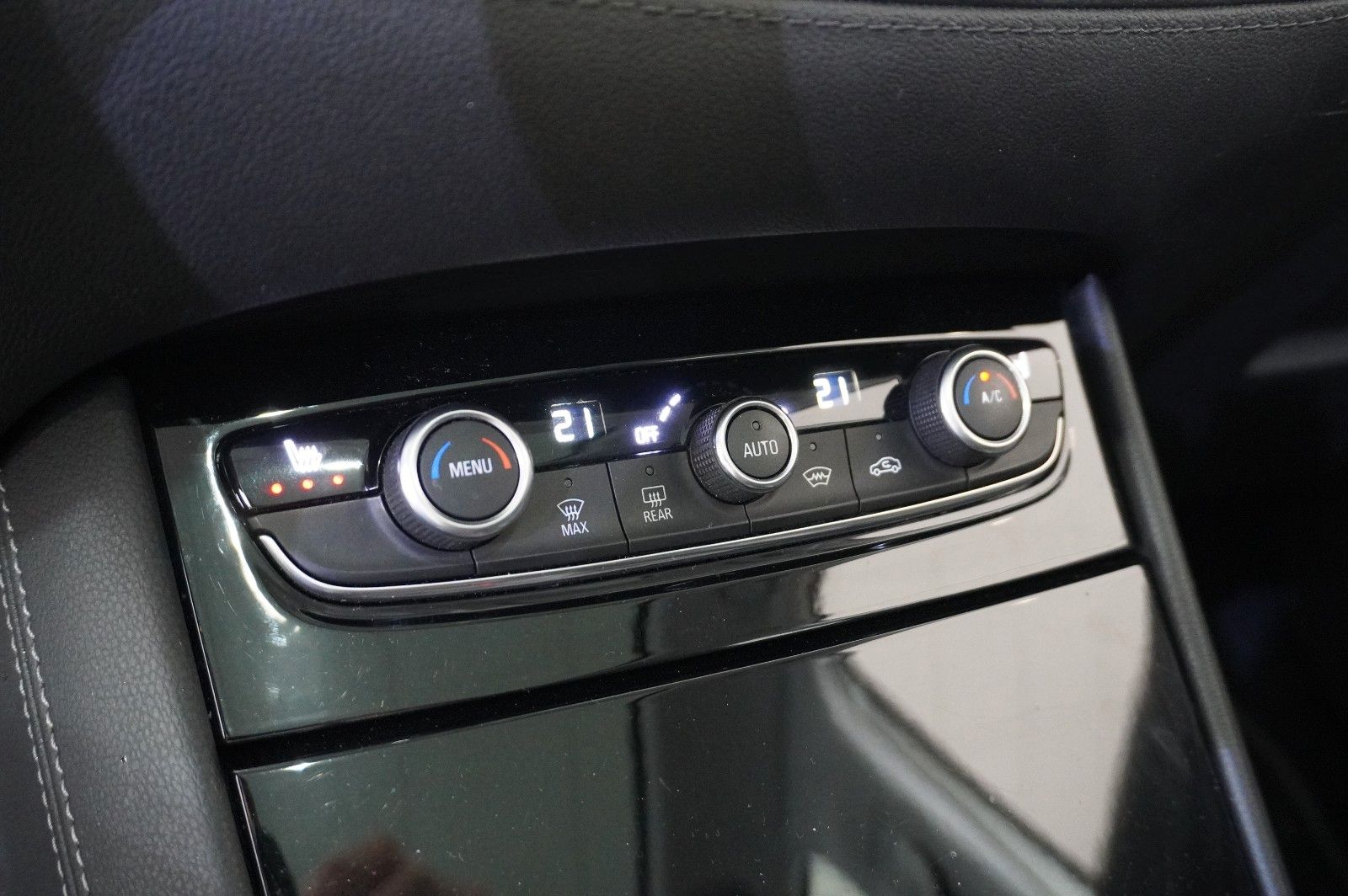 Fahrzeugabbildung Opel Grandland (X) 1.2T INNOV. NAVI/LED/KAMERA/PANO.