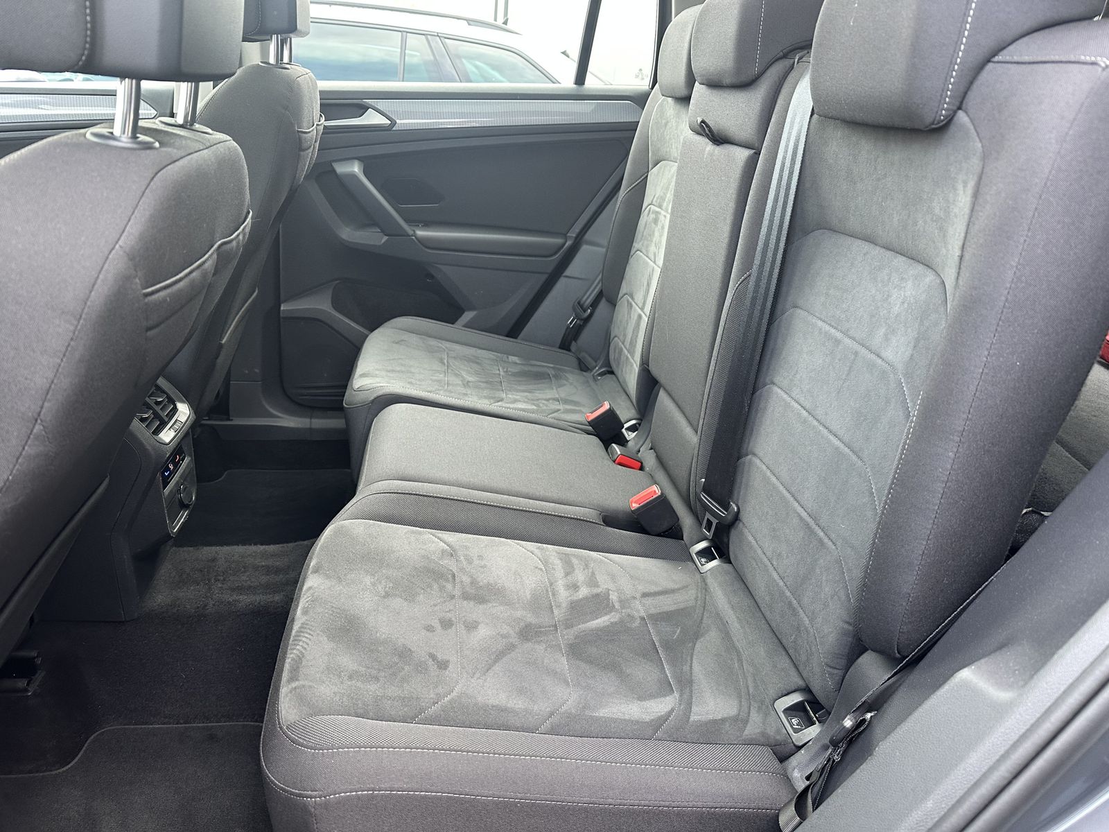 Fahrzeugabbildung Volkswagen Tiguan 2.0 TDI DSG 4M Life NAV+LED+KAM+PANO+AHK