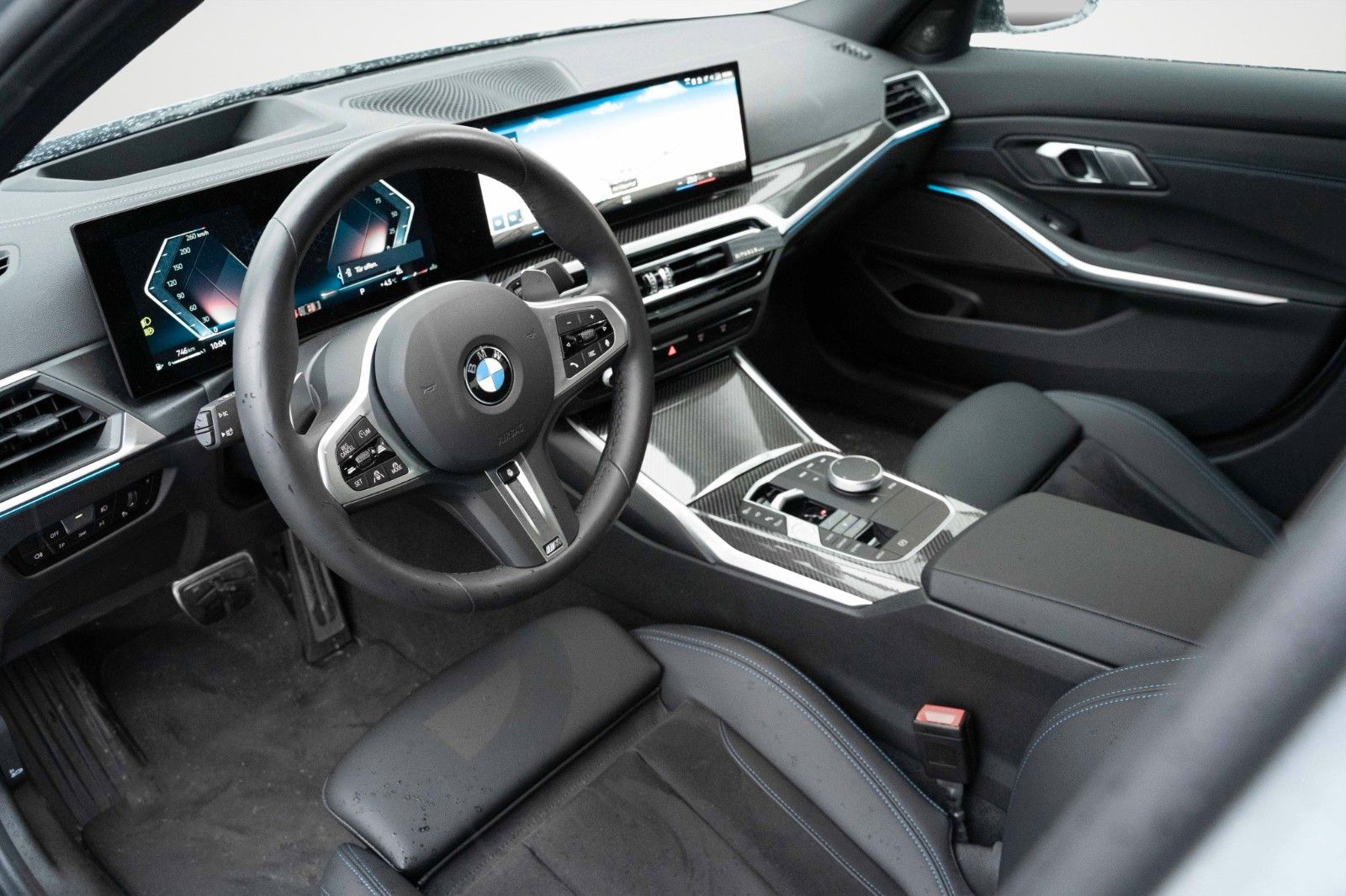 Fahrzeugabbildung BMW 330i M SPORT CARBON H&K LED PANO 19" PERFORMANCE