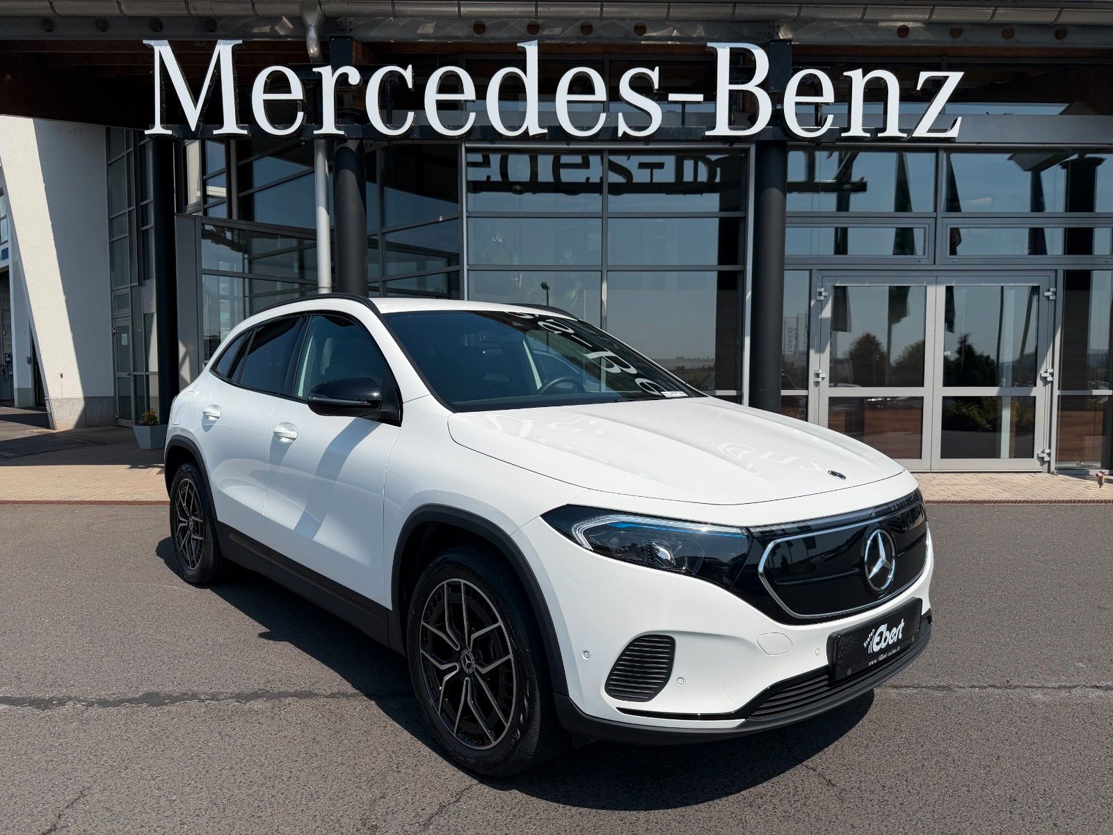 Fahrzeugabbildung Mercedes-Benz EQA 300 4M Progressive+19AMG+RKF+TotW+Ambiente+