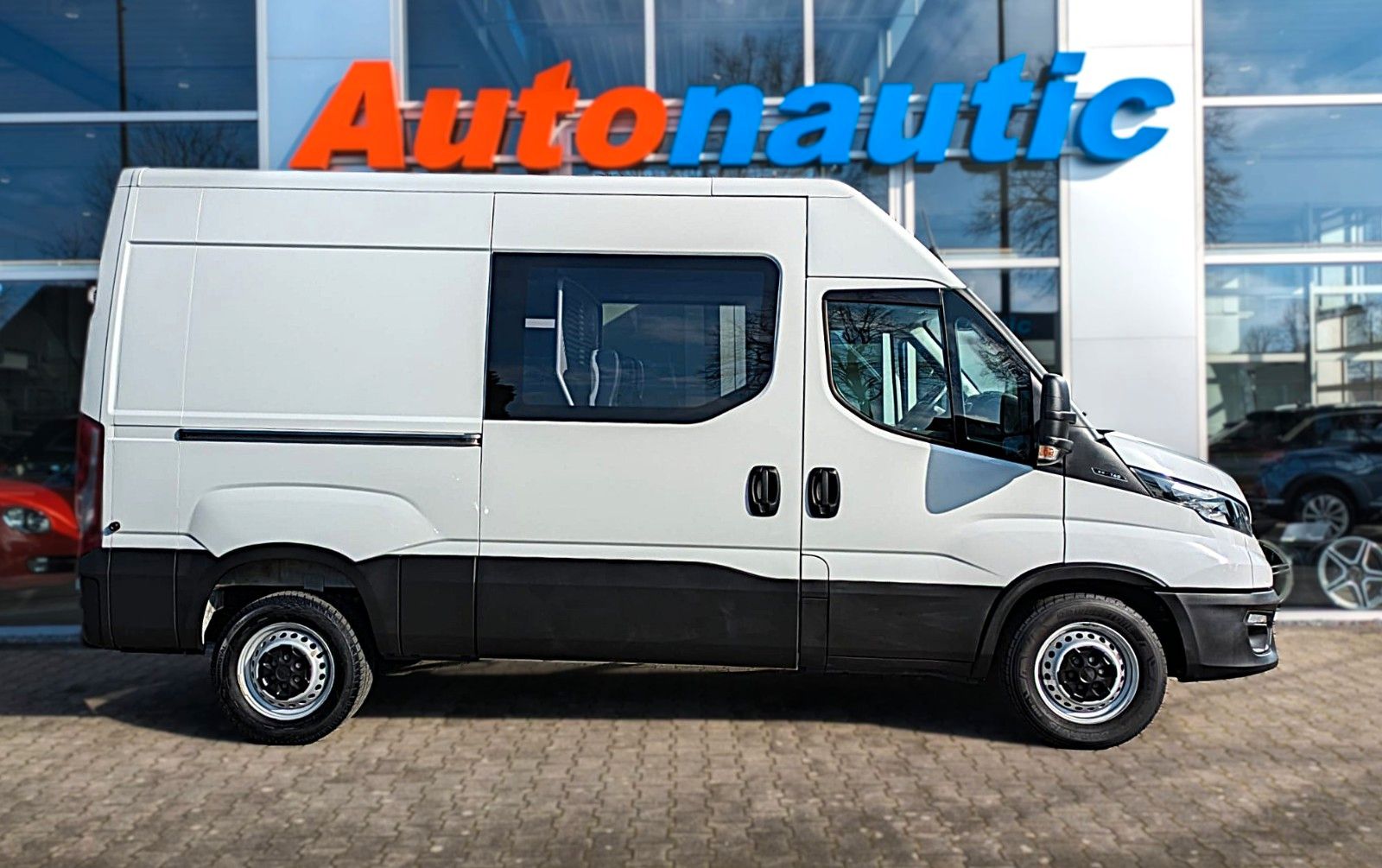 Fahrzeugabbildung Iveco Daily DOKA KASTEN 6 SITZE KLIMA NAVI STANDH. CAM