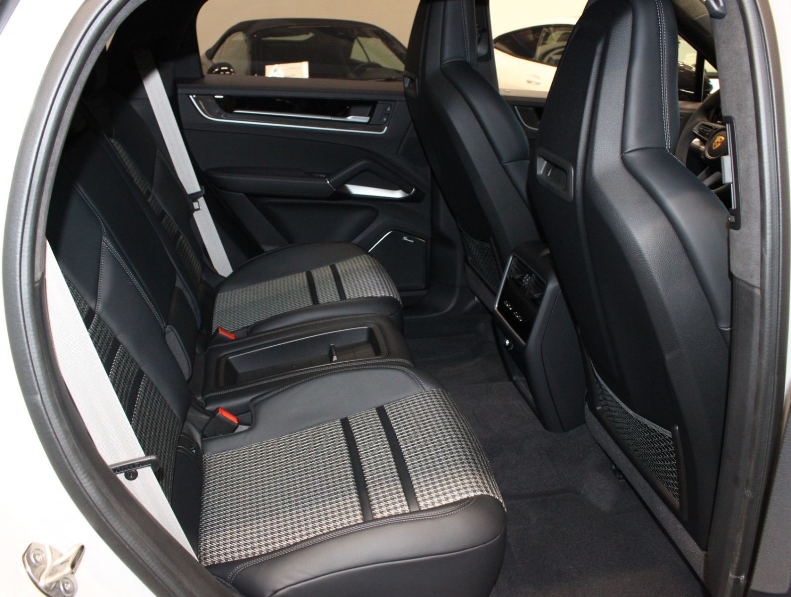 Fahrzeugabbildung Porsche Cayenne S Coupé Leichtbau-Sport-Paket Carbon