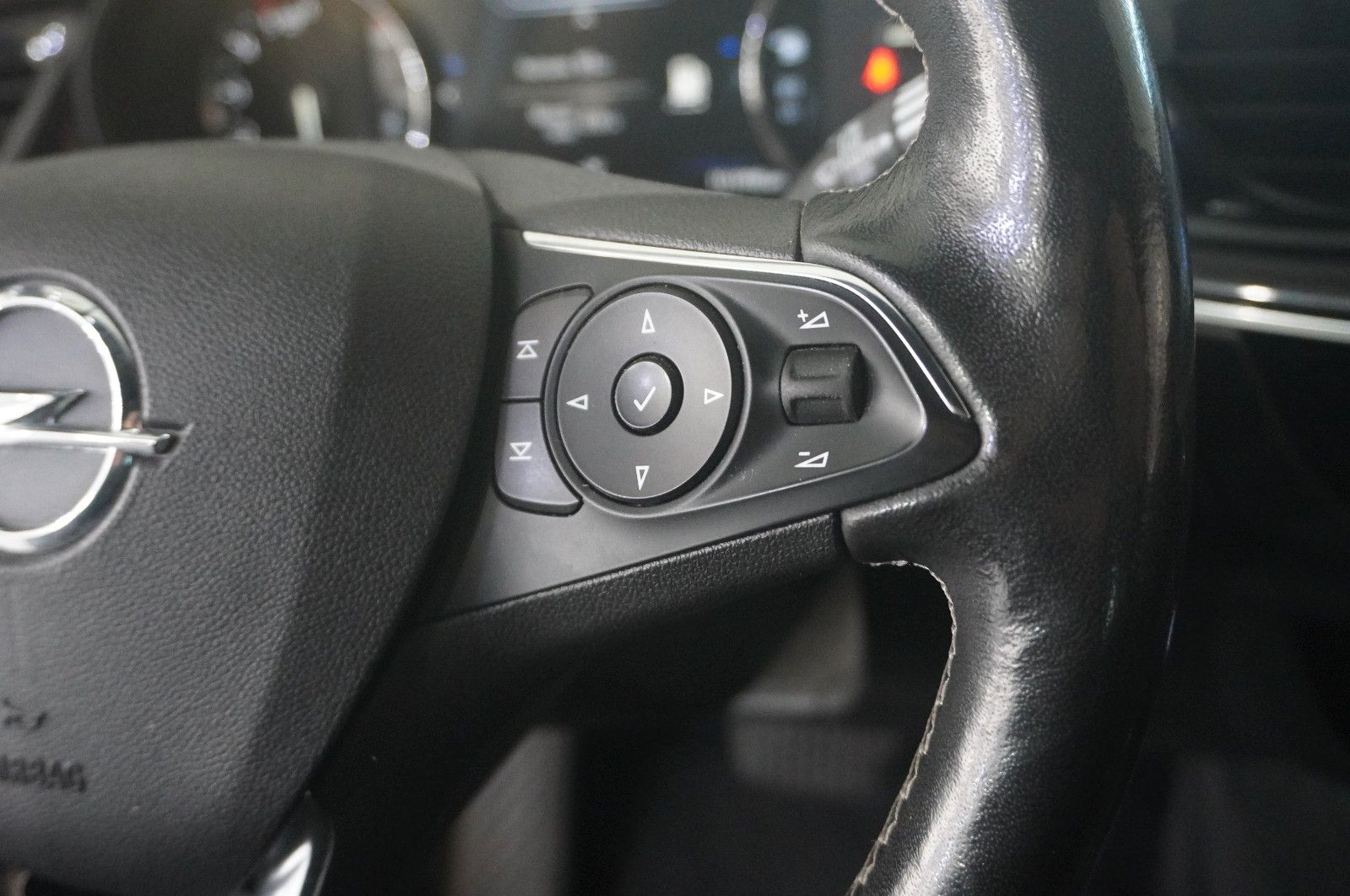 Fahrzeugabbildung Opel Insignia B ST 2.0D ELEGANCE NAVI/LED/KAMERA/HUD