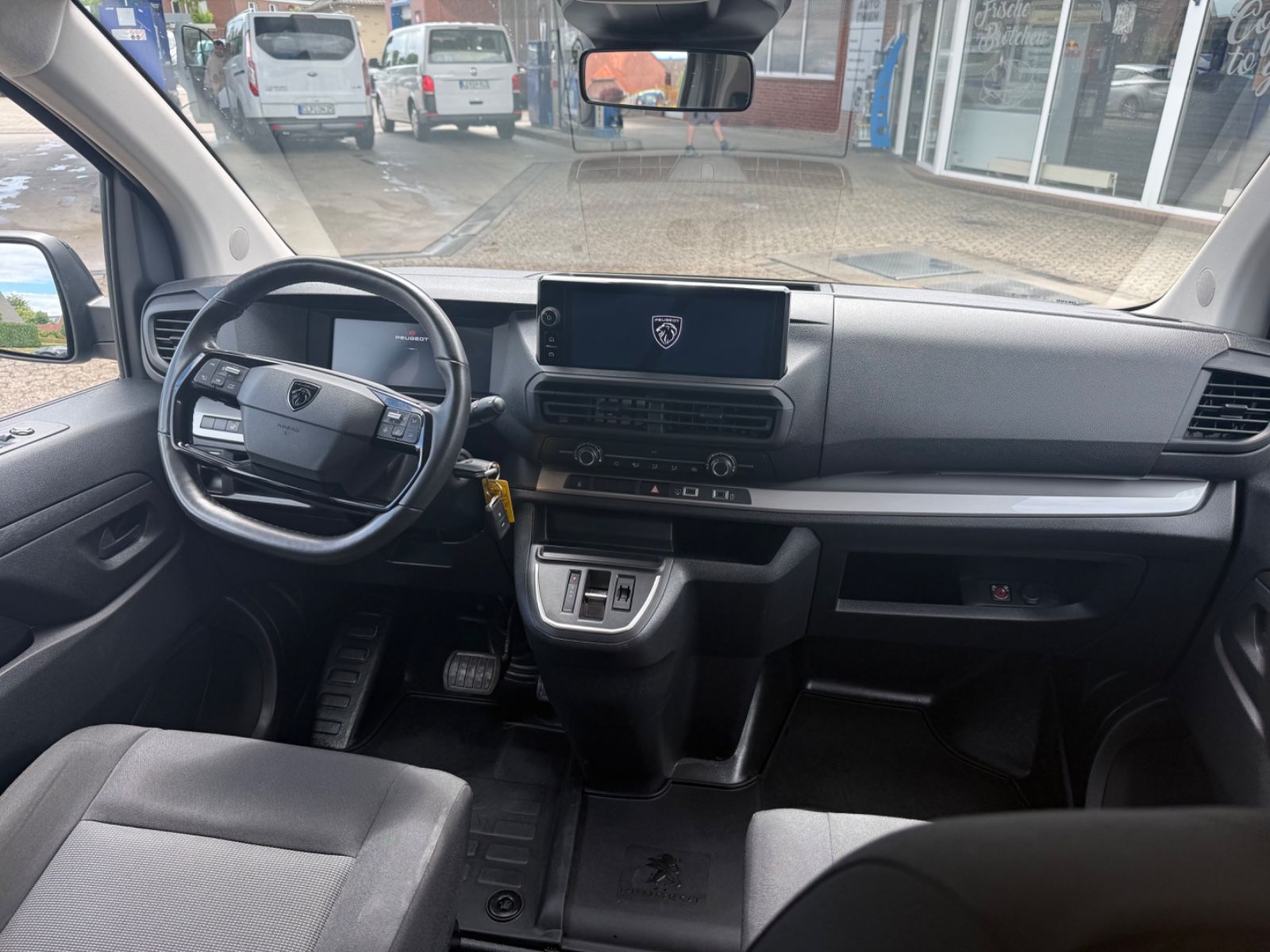 Fahrzeugabbildung Peugeot Expert 2.0 BlueHDi 180 DOKA AHK/ACC/STHZG/NAVI
