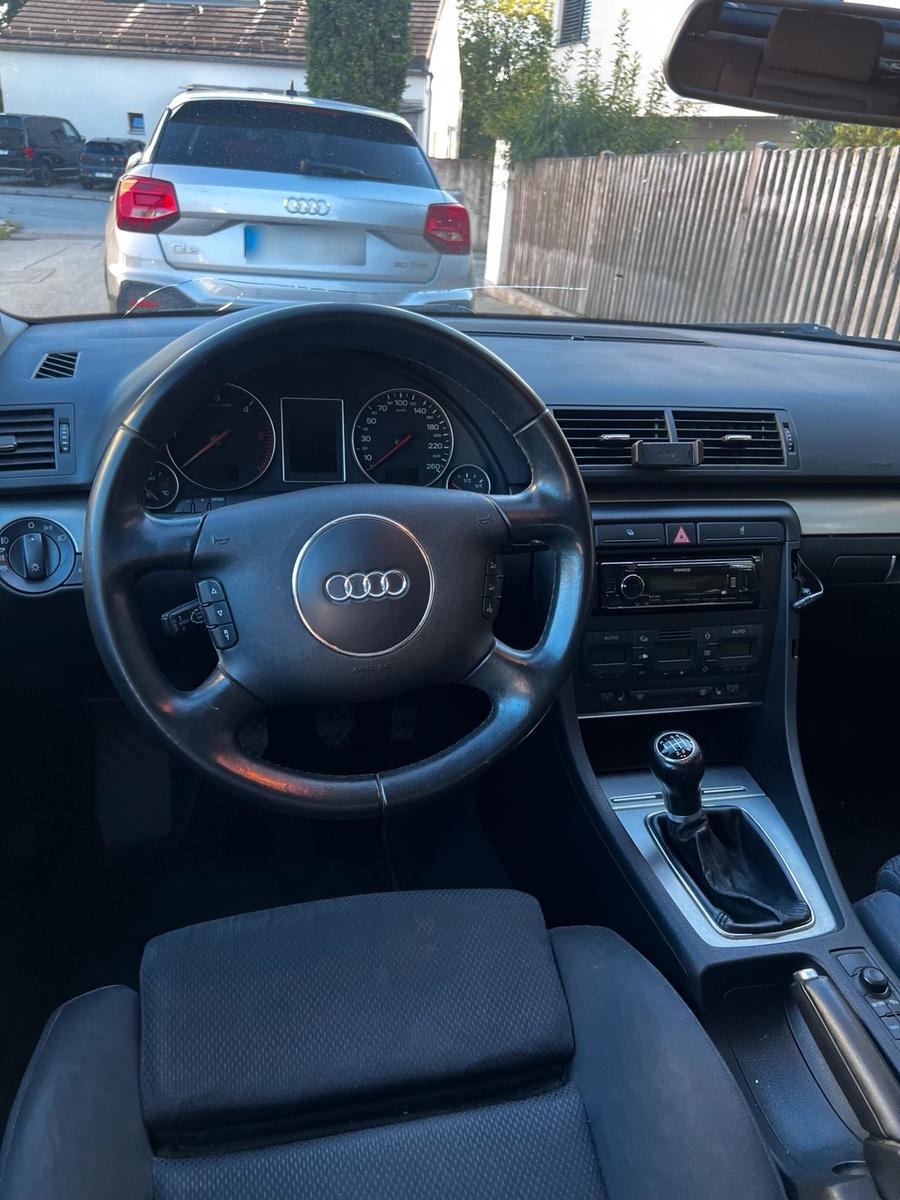 Audi A4 2004 — photo 9