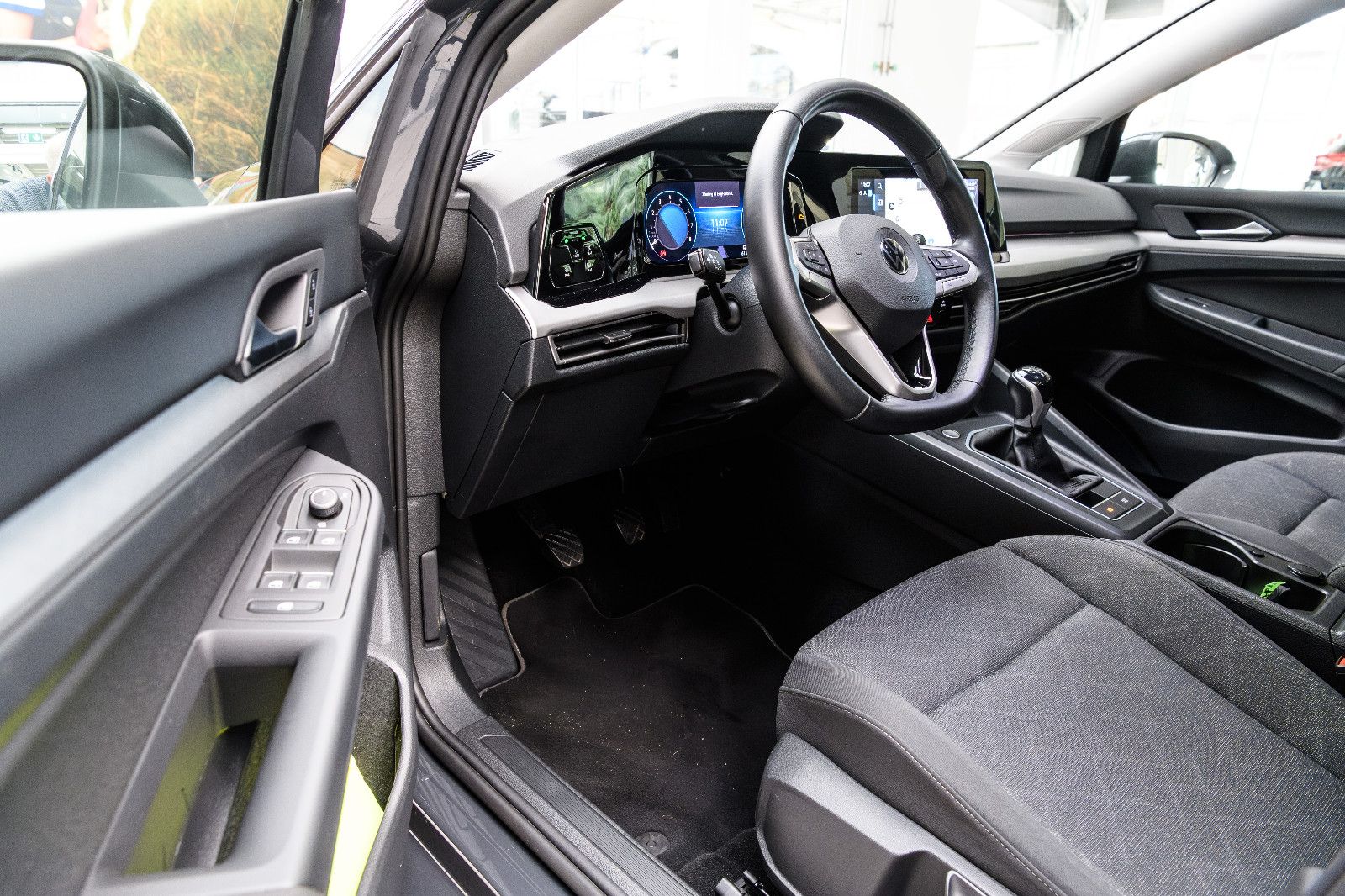 Fahrzeugabbildung Volkswagen Golf VIII Life +Navi +SHZ +ALU +LED +PDC