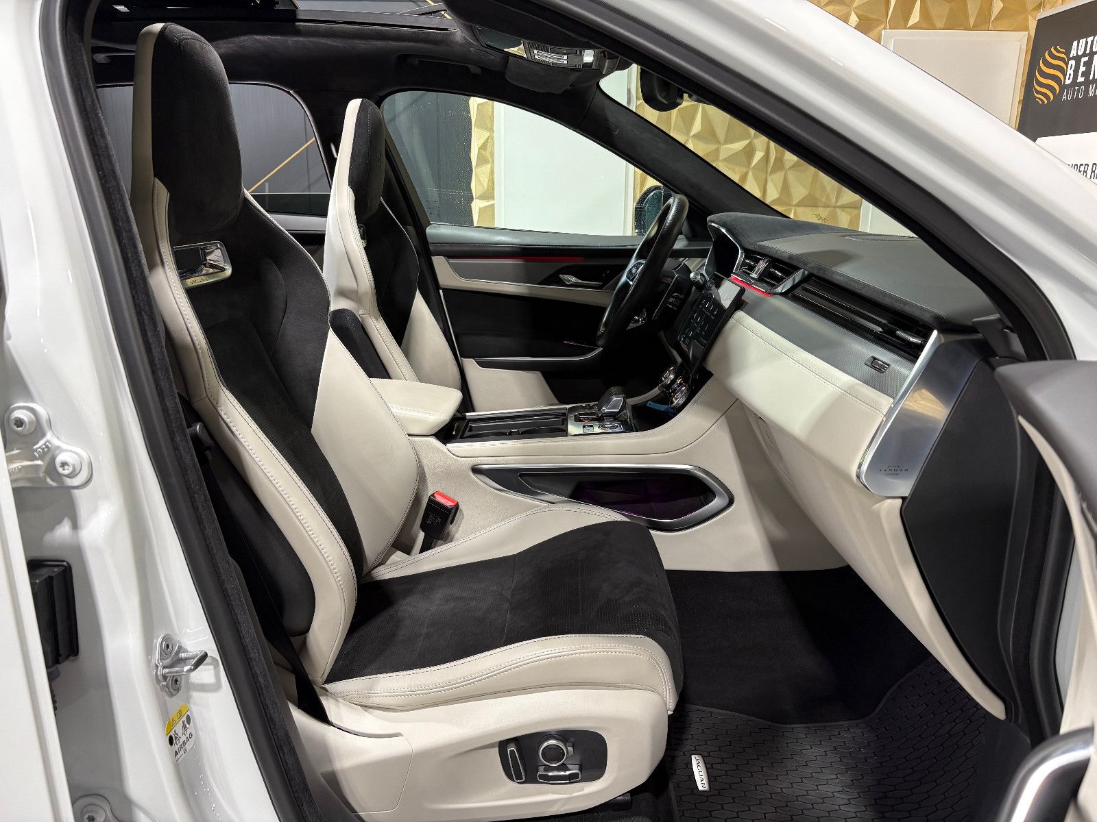 Fahrzeugabbildung Jaguar F-PACE SVR AWD/PANO/360°/APPLE/ACC/AMBIENTE/SHZ