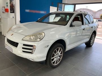 Porsche Cayenne - 1
