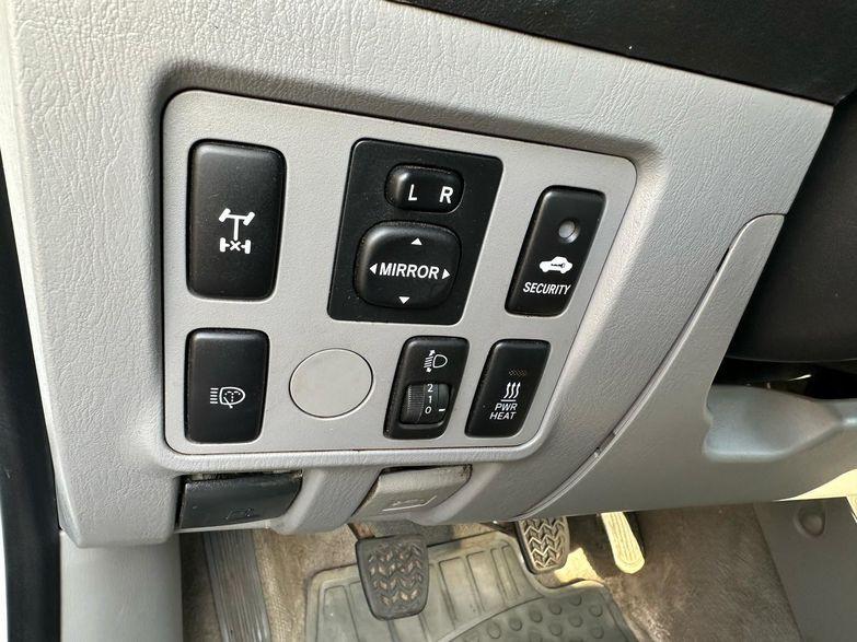 TOYOTA HILUX 4WD 2.5 DIESEL - 120 CV- GPS - BVM - ATTELAGE FIXE